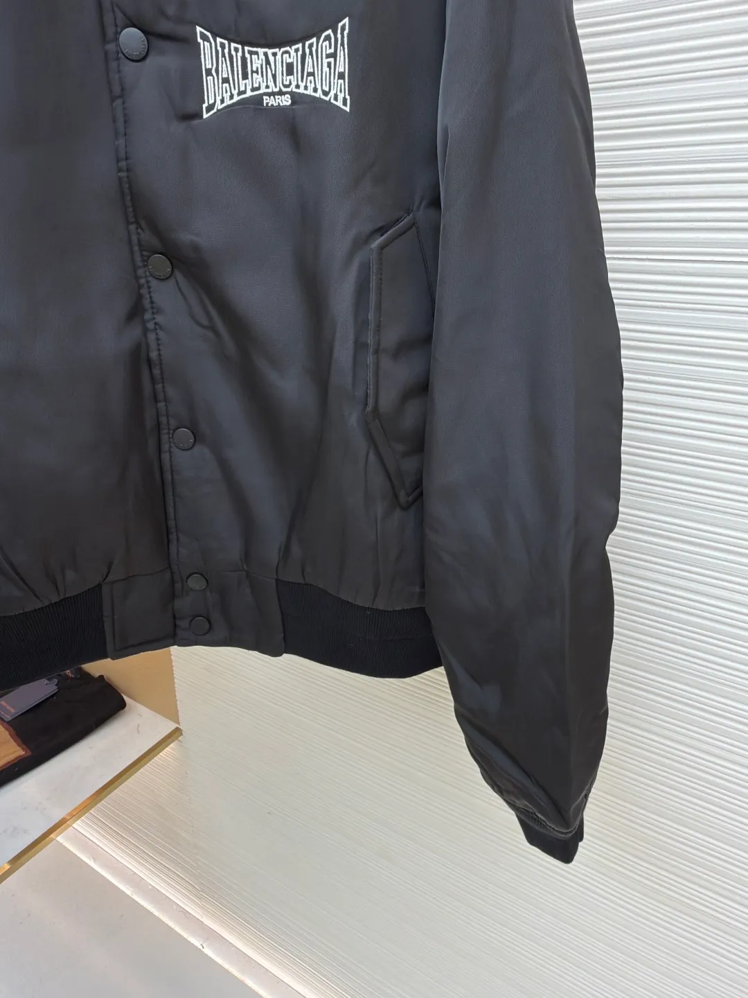 Balenciag embroidered single-breasted jacket ●Original version: purchased and developed for 25,000 ●Item number: 1680797-B40 ●Fabric: polyester fiber fabric ●Technology: Made on positioning cutting machine ●Format: loose version ●Weight: about 1025 grams ●Size: XXS-XS-S-M ●Description: Made of custom-made heavyweight double-layer twill polyester fiber fabric, it not only has a thick and crisp texture, but also has excellent wear resistance and wrinkle resistance, and the twill structure gives it a unique texture; the process used to present the brand logo makes the words "BALENCIAGA" clear and three-dimensional, with neat edges, and the color complements the main body of the jacket, which not only plays an eye-catching decorative role, but also highlights the brand recognition; The buttons are firm and exquisitely installed with exquisite craftsmanship, which perfectly integrates with the overall style. The buttons are made of fine material and color, even opening and closing smoothly, and can withstand frequent daily use. In terms of detailed craftsmanship, the ribs on the collar, cuffs and hem are exquisitely designed, with moderate elasticity and close fit to the body, which not only ensures a comfortable wearing experience, but also effectively blocks the cold wind. The overall wiring is straight and delicate, the fabric is comfortable and soft, and the color is consistent without color difference. It can be matched with the same style to create a fashionable look and control various occasions. Customized accessories, complete with three standards, same style for men and women!