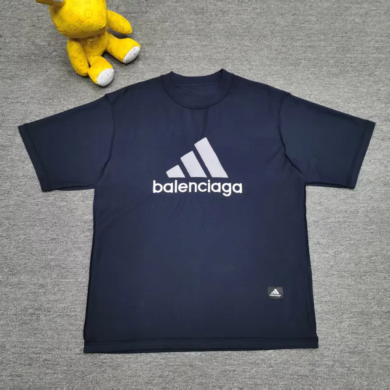 [New arrival] Top-quality and tested version BALENCIAGA/ADIDAS co-branded Adidas embroidered letters round neck short-sleeved T-shirt, a hot trend at the moment🔥Quality ceiling It seems to be a simple printing or embroidery, but it is not simple at all. 100% imported machine restoration, details, workmanship and fabrics are consistent with the original ones. Guaranteed no color difference with the counter. Feel free to compare ⚠️Note that the threaded necklines are all original collars of a certain Paris and a certain country. High wrapping degree The width of the neckline and cabinets are accurate to the millimeter. Thick necklines are not easily deformed. The collars of high-end goods are restored to cabinets. This distinguishes the large collars of ordinary garbage in the world. ⚠️Different styles of washed wheat main wheat, including imported wheat, have different colors and codes. Really restore the counter. As we all know, Balenciaga has different English or color on the collar labels of each season. It distinguishes the fast food products of the world's uniform main wheat washed wheat. ⚠️Pay attention to the workmanship. There are no folds in the stitching at the neckline, smooth and natural without overlapping lines. True restoration ⚠️The fabric is made of 280g Paris-specific double yarn. It is really incomparable with the ordinary version on the market. Correct printing details. Correct double yarn with high weight thread. Correct packaging details. All-round restoration of workmanship. All-round restoration of packaging. P:270 Color: Black White Green SIZE: XS-S-M-L
