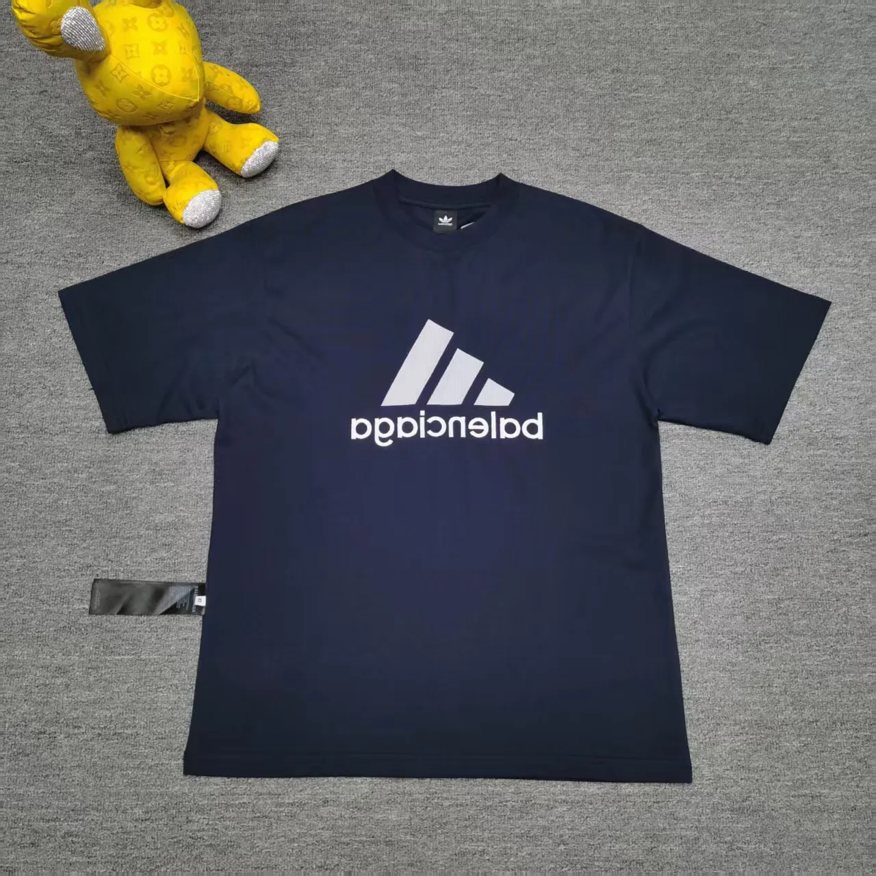 [New arrival] Top-quality and tested version BALENCIAGA/ADIDAS co-branded Adidas embroidered letters round neck short-sleeved T-shirt, a hot trend at the moment🔥Quality ceiling It seems to be a simple printing or embroidery, but it is not simple at all. 100% imported machine restoration, details, workmanship and fabrics are consistent with the original ones. Guaranteed no color difference with the counter. Feel free to compare ⚠️Note that the threaded necklines are all original collars of a certain Paris and a certain country. High wrapping degree The width of the neckline and cabinets are accurate to the millimeter. Thick necklines are not easily deformed. The collars of high-end goods are restored to cabinets. This distinguishes the large collars of ordinary garbage in the world. ⚠️Different styles of washed wheat main wheat, including imported wheat, have different colors and codes. Really restore the counter. As we all know, Balenciaga has different English or color on the collar labels of each season. It distinguishes the fast food products of the world's uniform main wheat washed wheat. ⚠️Pay attention to the workmanship. There are no folds in the stitching at the neckline, smooth and natural without overlapping lines. True restoration ⚠️The fabric is made of 280g Paris-specific double yarn. It is really incomparable with the ordinary version on the market. Correct printing details. Correct double yarn with high weight thread. Correct packaging details. All-round restoration of workmanship. All-round restoration of packaging. P:270 Color: Black White Green SIZE: XS-S-M-L