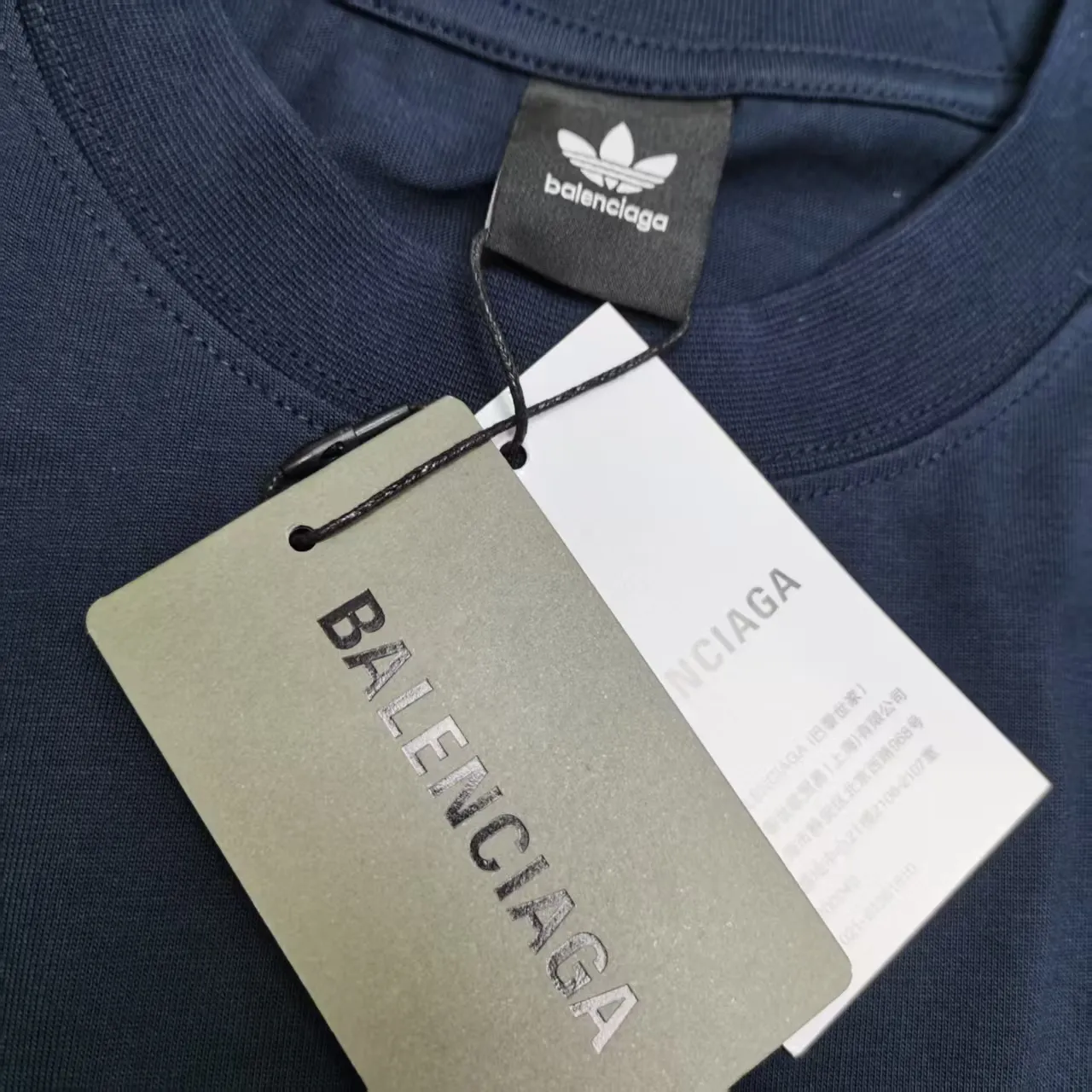 [New arrival] Top-quality and tested version BALENCIAGA/ADIDAS co-branded Adidas embroidered letters round neck short-sleeved T-shirt, a hot trend at the moment🔥Quality ceiling It seems to be a simple printing or embroidery, but it is not simple at all. 100% imported machine restoration, details, workmanship and fabrics are consistent with the original ones. Guaranteed no color difference with the counter. Feel free to compare ⚠️Note that the threaded necklines are all original collars of a certain Paris and a certain country. High wrapping degree The width of the neckline and cabinets are accurate to the millimeter. Thick necklines are not easily deformed. The collars of high-end goods are restored to cabinets. This distinguishes the large collars of ordinary garbage in the world. ⚠️Different styles of washed wheat main wheat, including imported wheat, have different colors and codes. Really restore the counter. As we all know, Balenciaga has different English or color on the collar labels of each season. It distinguishes the fast food products of the world's uniform main wheat washed wheat. ⚠️Pay attention to the workmanship. There are no folds in the stitching at the neckline, smooth and natural without overlapping lines. True restoration ⚠️The fabric is made of 280g Paris-specific double yarn. It is really incomparable with the ordinary version on the market. Correct printing details. Correct double yarn with high weight thread. Correct packaging details. All-round restoration of workmanship. All-round restoration of packaging. P:270 Color: Black White Green SIZE: XS-S-M-L