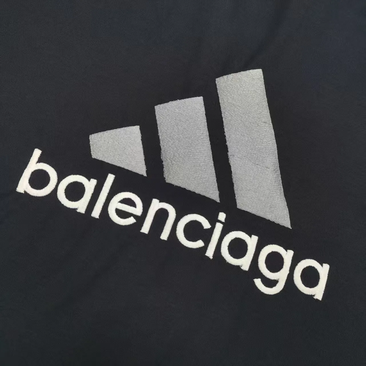 [New arrival] Top-quality and tested version BALENCIAGA/ADIDAS co-branded Adidas embroidered letters round neck short-sleeved T-shirt, a hot trend at the moment🔥Quality ceiling It seems to be a simple printing or embroidery, but it is not simple at all. 100% imported machine restoration, details, workmanship and fabrics are consistent with the original ones. Guaranteed no color difference with the counter. Feel free to compare ⚠️Note that the threaded necklines are all original collars of a certain Paris and a certain country. High wrapping degree The width of the neckline and cabinets are accurate to the millimeter. Thick necklines are not easily deformed. The collars of high-end goods are restored to cabinets. This distinguishes the large collars of ordinary garbage in the world. ⚠️Different styles of washed wheat main wheat, including imported wheat, have different colors and codes. Really restore the counter. As we all know, Balenciaga has different English or color on the collar labels of each season. It distinguishes the fast food products of the world's uniform main wheat washed wheat. ⚠️Pay attention to the workmanship. There are no folds in the stitching at the neckline, smooth and natural without overlapping lines. True restoration ⚠️The fabric is made of 280g Paris-specific double yarn. It is really incomparable with the ordinary version on the market. Correct printing details. Correct double yarn with high weight thread. Correct packaging details. All-round restoration of workmanship. All-round restoration of packaging. P:270 Color: Black White Green SIZE: XS-S-M-L