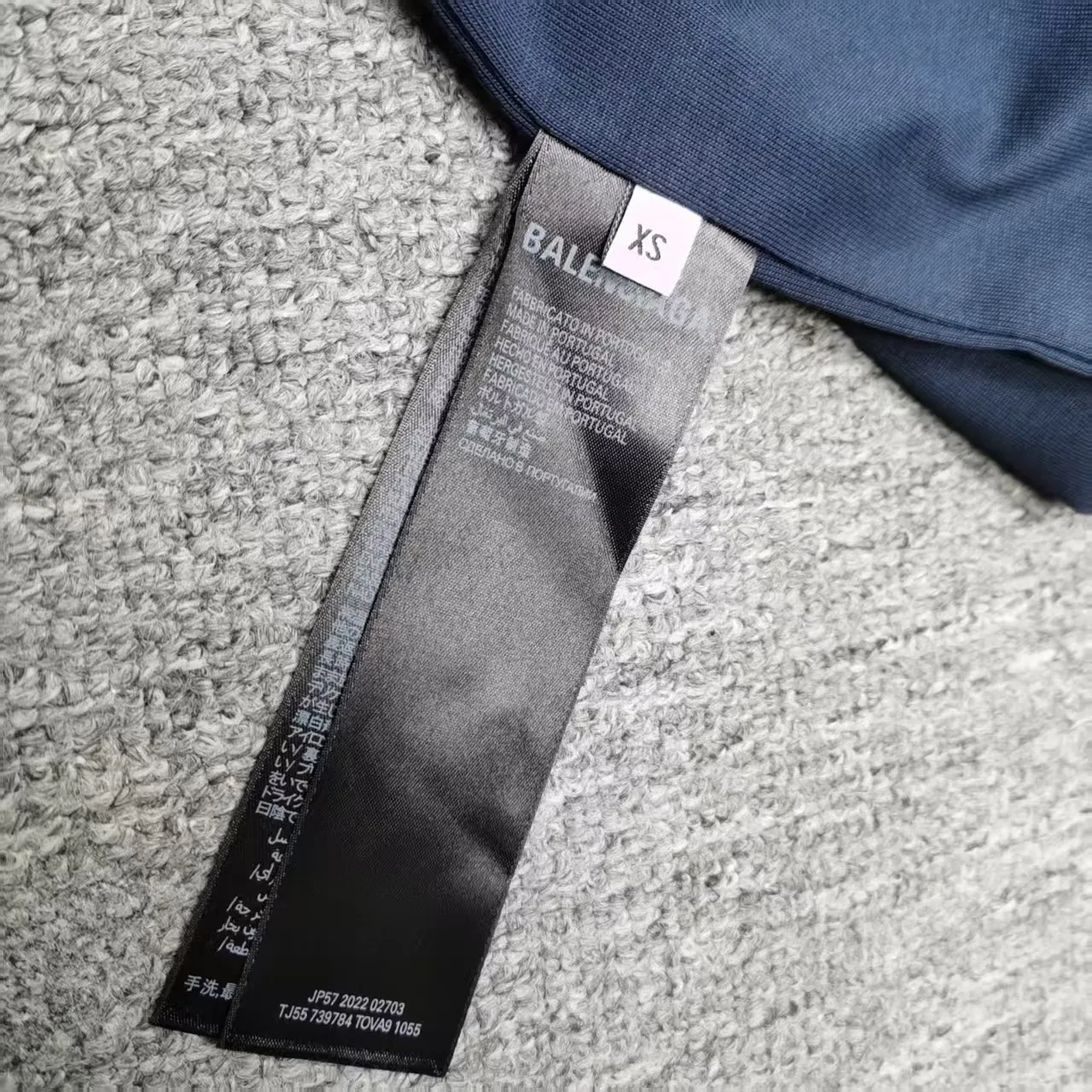 [New arrival] Top-quality and tested version BALENCIAGA/ADIDAS co-branded Adidas embroidered letters round neck short-sleeved T-shirt, a hot trend at the moment🔥Quality ceiling It seems to be a simple printing or embroidery, but it is not simple at all. 100% imported machine restoration, details, workmanship and fabrics are consistent with the original ones. Guaranteed no color difference with the counter. Feel free to compare ⚠️Note that the threaded necklines are all original collars of a certain Paris and a certain country. High wrapping degree The width of the neckline and cabinets are accurate to the millimeter. Thick necklines are not easily deformed. The collars of high-end goods are restored to cabinets. This distinguishes the large collars of ordinary garbage in the world. ⚠️Different styles of washed wheat main wheat, including imported wheat, have different colors and codes. Really restore the counter. As we all know, Balenciaga has different English or color on the collar labels of each season. It distinguishes the fast food products of the world's uniform main wheat washed wheat. ⚠️Pay attention to the workmanship. There are no folds in the stitching at the neckline, smooth and natural without overlapping lines. True restoration ⚠️The fabric is made of 280g Paris-specific double yarn. It is really incomparable with the ordinary version on the market. Correct printing details. Correct double yarn with high weight thread. Correct packaging details. All-round restoration of workmanship. All-round restoration of packaging. P:270 Color: Black White Green SIZE: XS-S-M-L