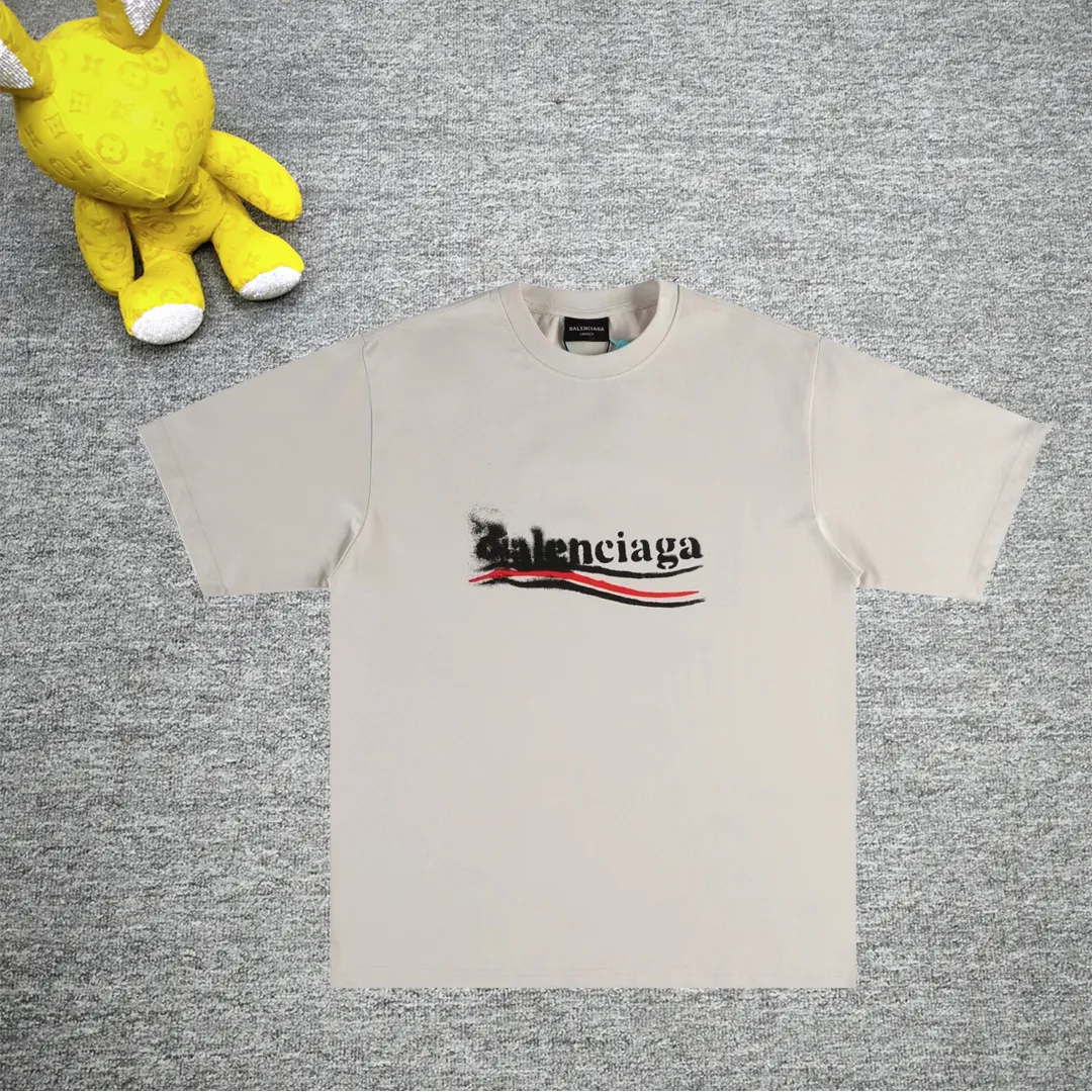 Top tested version BALENCIAGA/Balenciaga 2024 SS classic Coke wave graffiti printed short-sleeved T-shirt ✅No.1 quality in this market, real ceiling quality ✅All original development, pay attention to detail pictures to avoid stolen pictures and merchants mix them ✅Correct 260g fixed dyeing double yarn fabric, precision printing screen ✅Correct imported material printing, dot direct injection process, letters are clear and three-dimensional, strong and do not fall off, ✅Thread fixed dyeing, no color difference, overweight process Different from the market currency, here is an explanation of why mine is a little more expensive than others, 1. It seems to be simple printing or embroidery, but it is not simple at all. 10000% imported machine restoration is not just lip service. You are welcome to compare with peers. 2. Each model is produced by the company. The details of the workmanship and fabrics are consistent with the original ones. There is no color difference between the ones at the counters. Reproductions are not scary. Whoever is fake is embarrassed. It’s not shameful to make a replica, it’s shameful if you can’t buy the correct version if you make a replica. 3. Note that the threaded collars are all original collars of certain countries and regions, with high wrapping. The width of the neckline and cabinets are accurate to the millimeter. Thick necklines are not easy to deform. The collars of high-end products are all restored cabinets. They are different from the big collars in the world. Ordinary garbage short-sleeves are printed with a print. The clavicle of the upper body is exposed. Please be patient. Customers who have bought genuine products or have seen genuine products will come back to place orders again. This is quality. This is quality. 4. Different styles of washed wheat main wheat, including imported wheat, have different colors and codes. Really restore the counter. As we all know, Balenciaga has different English or different colors on the collar labels of each quarter. This distinguishes the fast food products with the same common main wheat washed wheat. 5. Pay attention to the workmanship. The stitching at the neckline has no folds, smooth and natural without overlapping lines, and truly restores this. This is something that many people cannot do. 6. The fabric is made of 260g Paris-specific double yarn. No one can make better fabrics than my family. There is really no way to compare with the ordinary version on the market. Respect it. It is genuine and costs several thousand yuan. Don’t go for the quality of street stall products. 7. The workmanship is fully restored and the packaging is fully restored. The cost is huge. 8. I guarantee here that this is the highest quality you can find. Size: XS--L Color black apricot P: 260