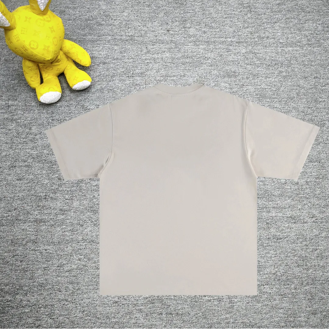 Top tested version BALENCIAGA/Balenciaga 2024 SS classic Coke wave graffiti printed short-sleeved T-shirt ✅No.1 quality in this market, real ceiling quality ✅All original development, pay attention to detail pictures to avoid stolen pictures and merchants mix them ✅Correct 260g fixed dyeing double yarn fabric, precision printing screen ✅Correct imported material printing, dot direct injection process, letters are clear and three-dimensional, strong and do not fall off, ✅Thread fixed dyeing, no color difference, overweight process Different from the market currency, here is an explanation of why mine is a little more expensive than others, 1. It seems to be simple printing or embroidery, but it is not simple at all. 10000% imported machine restoration is not just lip service. You are welcome to compare with peers. 2. Each model is produced by the company. The details of the workmanship and fabrics are consistent with the original ones. There is no color difference between the ones at the counters. Reproductions are not scary. Whoever is fake is embarrassed. It’s not shameful to make a replica, it’s shameful if you can’t buy the correct version if you make a replica. 3. Note that the threaded collars are all original collars of certain countries and regions, with high wrapping. The width of the neckline and cabinets are accurate to the millimeter. Thick necklines are not easy to deform. The collars of high-end products are all restored cabinets. They are different from the big collars in the world. Ordinary garbage short-sleeves are printed with a print. The clavicle of the upper body is exposed. Please be patient. Customers who have bought genuine products or have seen genuine products will come back to place orders again. This is quality. This is quality. 4. Different styles of washed wheat main wheat, including imported wheat, have different colors and codes. Really restore the counter. As we all know, Balenciaga has different English or different colors on the collar labels of each quarter. This distinguishes the fast food products with the same common main wheat washed wheat. 5. Pay attention to the workmanship. The stitching at the neckline has no folds, smooth and natural without overlapping lines, and truly restores this. This is something that many people cannot do. 6. The fabric is made of 260g Paris-specific double yarn. No one can make better fabrics than my family. There is really no way to compare with the ordinary version on the market. Respect it. It is genuine and costs several thousand yuan. Don’t go for the quality of street stall products. 7. The workmanship is fully restored and the packaging is fully restored. The cost is huge. 8. I guarantee here that this is the highest quality you can find. Size: XS--L Color black apricot P: 260