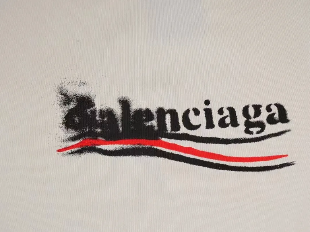 Top tested version BALENCIAGA/Balenciaga 2024 SS classic Coke wave graffiti printed short-sleeved T-shirt ✅No.1 quality in this market, real ceiling quality ✅All original development, pay attention to detail pictures to avoid stolen pictures and merchants mix them ✅Correct 260g fixed dyeing double yarn fabric, precision printing screen ✅Correct imported material printing, dot direct injection process, letters are clear and three-dimensional, strong and do not fall off, ✅Thread fixed dyeing, no color difference, overweight process Different from the market currency, here is an explanation of why mine is a little more expensive than others, 1. It seems to be simple printing or embroidery, but it is not simple at all. 10000% imported machine restoration is not just lip service. You are welcome to compare with peers. 2. Each model is produced by the company. The details of the workmanship and fabrics are consistent with the original ones. There is no color difference between the ones at the counters. Reproductions are not scary. Whoever is fake is embarrassed. It’s not shameful to make a replica, it’s shameful if you can’t buy the correct version if you make a replica. 3. Note that the threaded collars are all original collars of certain countries and regions, with high wrapping. The width of the neckline and cabinets are accurate to the millimeter. Thick necklines are not easy to deform. The collars of high-end products are all restored cabinets. They are different from the big collars in the world. Ordinary garbage short-sleeves are printed with a print. The clavicle of the upper body is exposed. Please be patient. Customers who have bought genuine products or have seen genuine products will come back to place orders again. This is quality. This is quality. 4. Different styles of washed wheat main wheat, including imported wheat, have different colors and codes. Really restore the counter. As we all know, Balenciaga has different English or different colors on the collar labels of each quarter. This distinguishes the fast food products with the same common main wheat washed wheat. 5. Pay attention to the workmanship. The stitching at the neckline has no folds, smooth and natural without overlapping lines, and truly restores this. This is something that many people cannot do. 6. The fabric is made of 260g Paris-specific double yarn. No one can make better fabrics than my family. There is really no way to compare with the ordinary version on the market. Respect it. It is genuine and costs several thousand yuan. Don’t go for the quality of street stall products. 7. The workmanship is fully restored and the packaging is fully restored. The cost is huge. 8. I guarantee here that this is the highest quality you can find. Size: XS--L Color black apricot P: 260