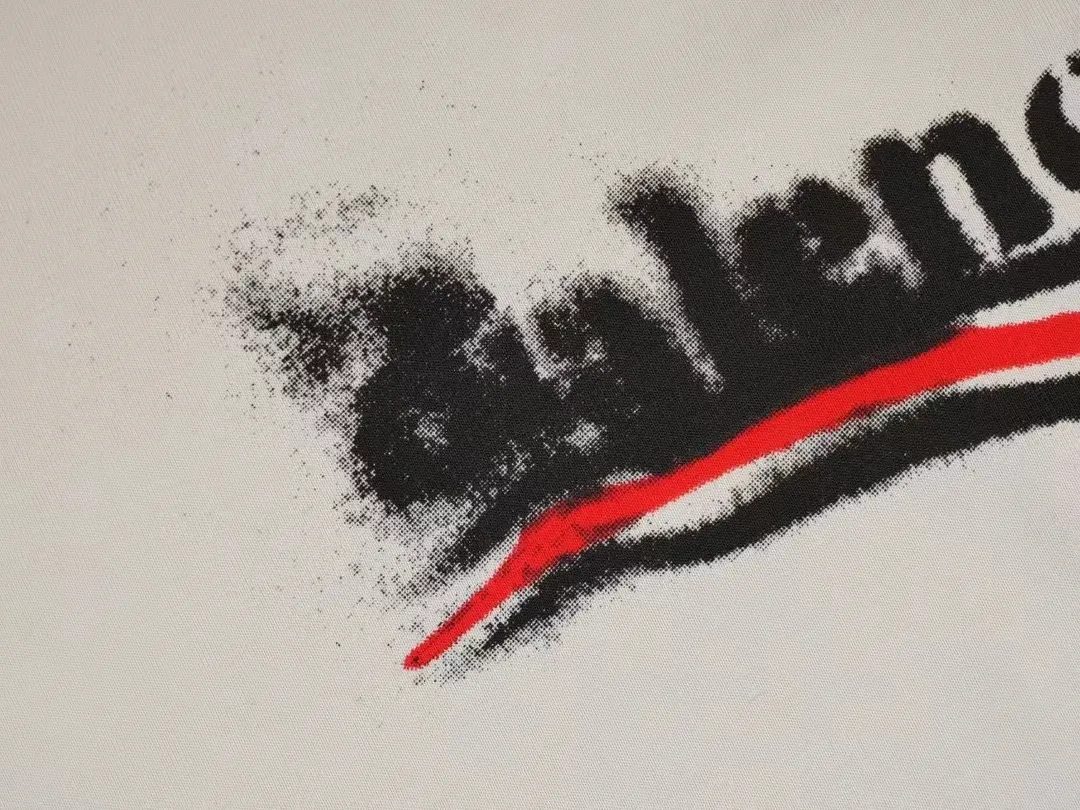 Top tested version BALENCIAGA/Balenciaga 2024 SS classic Coke wave graffiti printed short-sleeved T-shirt ✅No.1 quality in this market, real ceiling quality ✅All original development, pay attention to detail pictures to avoid stolen pictures and merchants mix them ✅Correct 260g fixed dyeing double yarn fabric, precision printing screen ✅Correct imported material printing, dot direct injection process, letters are clear and three-dimensional, strong and do not fall off, ✅Thread fixed dyeing, no color difference, overweight process Different from the market currency, here is an explanation of why mine is a little more expensive than others, 1. It seems to be simple printing or embroidery, but it is not simple at all. 10000% imported machine restoration is not just lip service. You are welcome to compare with peers. 2. Each model is produced by the company. The details of the workmanship and fabrics are consistent with the original ones. There is no color difference between the ones at the counters. Reproductions are not scary. Whoever is fake is embarrassed. It’s not shameful to make a replica, it’s shameful if you can’t buy the correct version if you make a replica. 3. Note that the threaded collars are all original collars of certain countries and regions, with high wrapping. The width of the neckline and cabinets are accurate to the millimeter. Thick necklines are not easy to deform. The collars of high-end products are all restored cabinets. They are different from the big collars in the world. Ordinary garbage short-sleeves are printed with a print. The clavicle of the upper body is exposed. Please be patient. Customers who have bought genuine products or have seen genuine products will come back to place orders again. This is quality. This is quality. 4. Different styles of washed wheat main wheat, including imported wheat, have different colors and codes. Really restore the counter. As we all know, Balenciaga has different English or different colors on the collar labels of each quarter. This distinguishes the fast food products with the same common main wheat washed wheat. 5. Pay attention to the workmanship. The stitching at the neckline has no folds, smooth and natural without overlapping lines, and truly restores this. This is something that many people cannot do. 6. The fabric is made of 260g Paris-specific double yarn. No one can make better fabrics than my family. There is really no way to compare with the ordinary version on the market. Respect it. It is genuine and costs several thousand yuan. Don’t go for the quality of street stall products. 7. The workmanship is fully restored and the packaging is fully restored. The cost is huge. 8. I guarantee here that this is the highest quality you can find. Size: XS--L Color black apricot P: 260