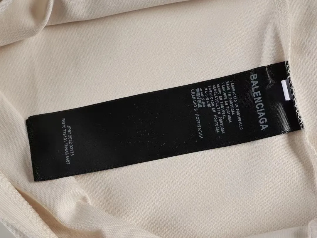 Top tested version BALENCIAGA/Balenciaga 2024 SS classic Coke wave graffiti printed short-sleeved T-shirt ✅No.1 quality in this market, real ceiling quality ✅All original development, pay attention to detail pictures to avoid stolen pictures and merchants mix them ✅Correct 260g fixed dyeing double yarn fabric, precision printing screen ✅Correct imported material printing, dot direct injection process, letters are clear and three-dimensional, strong and do not fall off, ✅Thread fixed dyeing, no color difference, overweight process Different from the market currency, here is an explanation of why mine is a little more expensive than others, 1. It seems to be simple printing or embroidery, but it is not simple at all. 10000% imported machine restoration is not just lip service. You are welcome to compare with peers. 2. Each model is produced by the company. The details of the workmanship and fabrics are consistent with the original ones. There is no color difference between the ones at the counters. Reproductions are not scary. Whoever is fake is embarrassed. It’s not shameful to make a replica, it’s shameful if you can’t buy the correct version if you make a replica. 3. Note that the threaded collars are all original collars of certain countries and regions, with high wrapping. The width of the neckline and cabinets are accurate to the millimeter. Thick necklines are not easy to deform. The collars of high-end products are all restored cabinets. They are different from the big collars in the world. Ordinary garbage short-sleeves are printed with a print. The clavicle of the upper body is exposed. Please be patient. Customers who have bought genuine products or have seen genuine products will come back to place orders again. This is quality. This is quality. 4. Different styles of washed wheat main wheat, including imported wheat, have different colors and codes. Really restore the counter. As we all know, Balenciaga has different English or different colors on the collar labels of each quarter. This distinguishes the fast food products with the same common main wheat washed wheat. 5. Pay attention to the workmanship. The stitching at the neckline has no folds, smooth and natural without overlapping lines, and truly restores this. This is something that many people cannot do. 6. The fabric is made of 260g Paris-specific double yarn. No one can make better fabrics than my family. There is really no way to compare with the ordinary version on the market. Respect it. It is genuine and costs several thousand yuan. Don’t go for the quality of street stall products. 7. The workmanship is fully restored and the packaging is fully restored. The cost is huge. 8. I guarantee here that this is the highest quality you can find. Size: XS--L Color black apricot P: 260