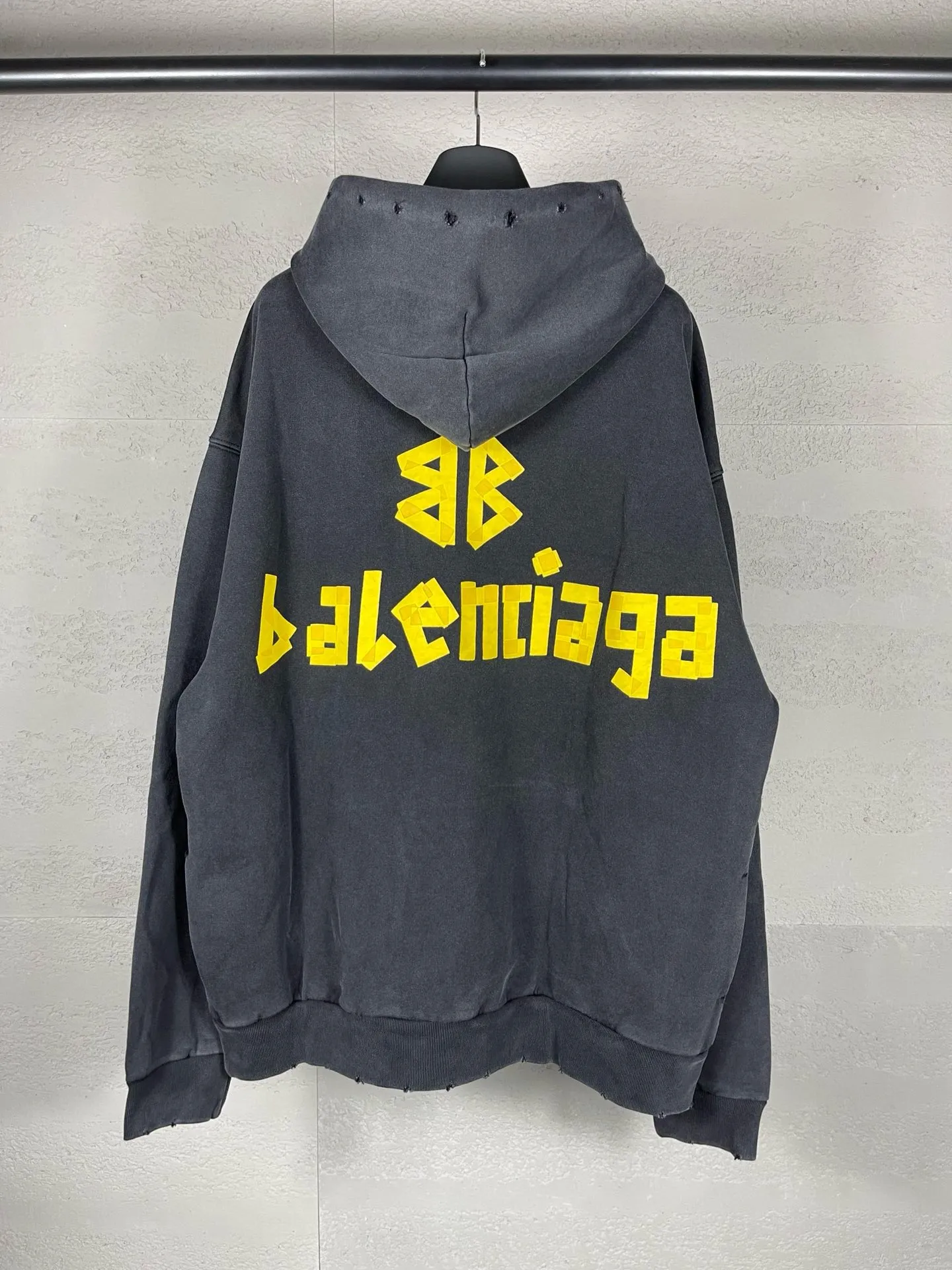 🅿️380 real photos [Top version. Official website quality] BALENCI*GA/Paris. 23ss latest classic hot model. Purchase the original board at the first time. Color. Printing. Washing. Production and authenticity. Wrong version in Jubie market. Welcome to compare. Tape direct printing. Ready-to-wear hooded sweatshirt washed and worn twice. The brick cabinet is synchronized. The fabric is made of Paris ZP custom-woven and dyed cotton sweatshirt. The weight is 450 grams. The cloth surface is clean. The cloth pattern is clear, soft and comfortable, and the threads are dyed with no color difference. The classic pattern adopts Kornit imported direct injection. The letters are clear and the effect is three-dimensional. Restored brick cabinet. The garments were washed and aged, and polished by many hands. Produced by ultra-heavy craftsmanship, special market currency. Note⚠️ZP fabric is made of fine-grained yarn. Pay attention to the big difference! Welcome to compare! The version adopts OS loose shoulder version. The same style for men and women. Code: BL238016 Color: dark gray blue, Paris blue, washed black, burgundy, fluorescent yellow, green, floral gray, sky blue, khaki Size: XS S M L