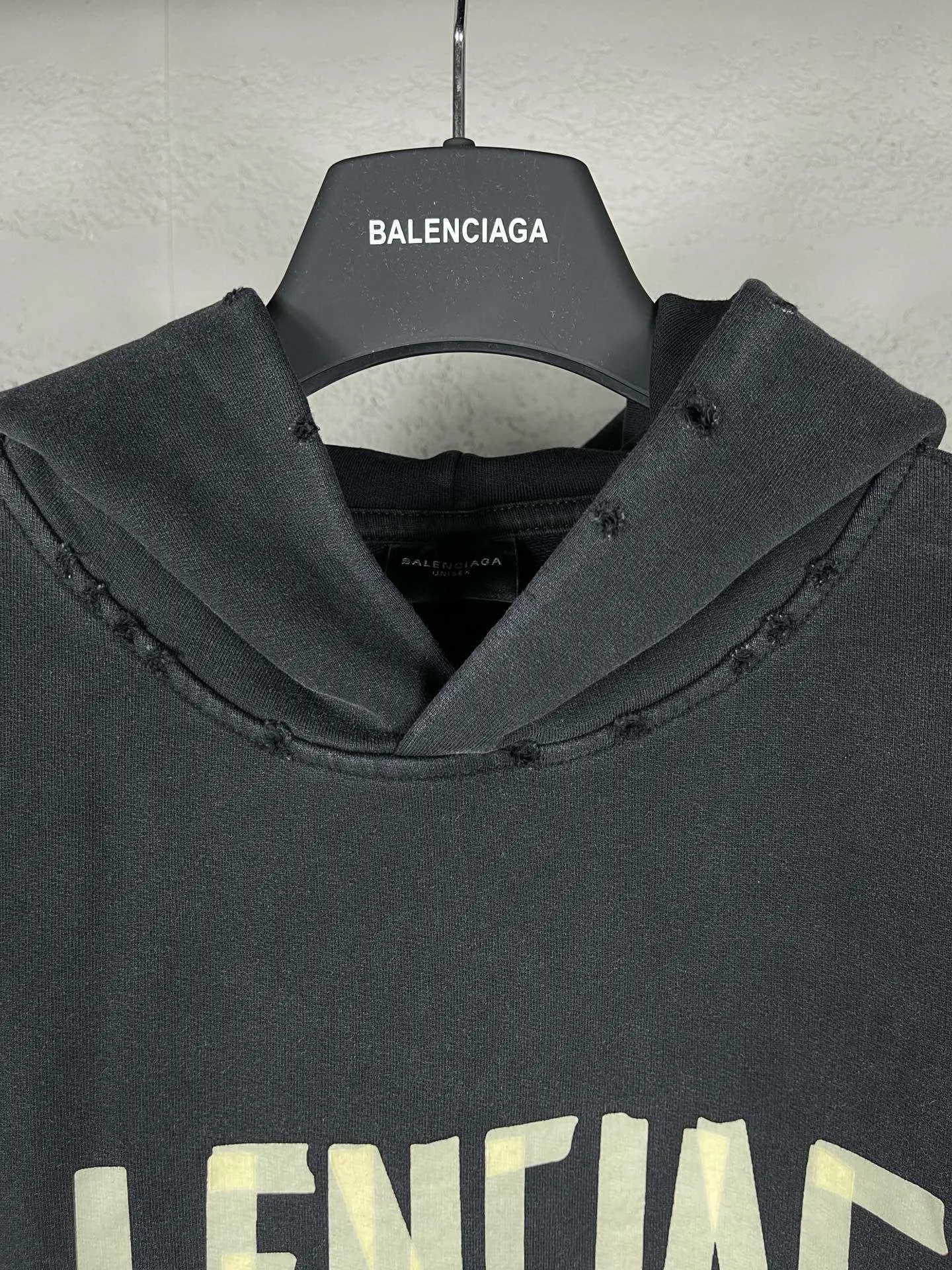 🅿️380 real photos [Top version. Official website quality] BALENCI*GA/Paris. 23ss latest classic hot model. Purchase the original board at the first time. Color. Printing. Washing. Production and authenticity. Wrong version in Jubie market. Welcome to compare. Tape direct printing. Ready-to-wear hooded sweatshirt washed and worn twice. The brick cabinet is synchronized. The fabric is made of Paris ZP custom-woven and dyed cotton sweatshirt. The weight is 450 grams. The cloth surface is clean. The cloth pattern is clear, soft and comfortable, and the threads are dyed with no color difference. The classic pattern adopts Kornit imported direct injection. The letters are clear and the effect is three-dimensional. Restored brick cabinet. The garments were washed and aged, and polished by many hands. Produced by ultra-heavy craftsmanship, special market currency. Note⚠️ZP fabric is made of fine-grained yarn. Pay attention to the big difference! Welcome to compare! The version adopts OS loose shoulder version. The same style for men and women. Code: BL238016 Color: dark gray blue, Paris blue, washed black, burgundy, fluorescent yellow, green, floral gray, sky blue, khaki Size: XS S M L