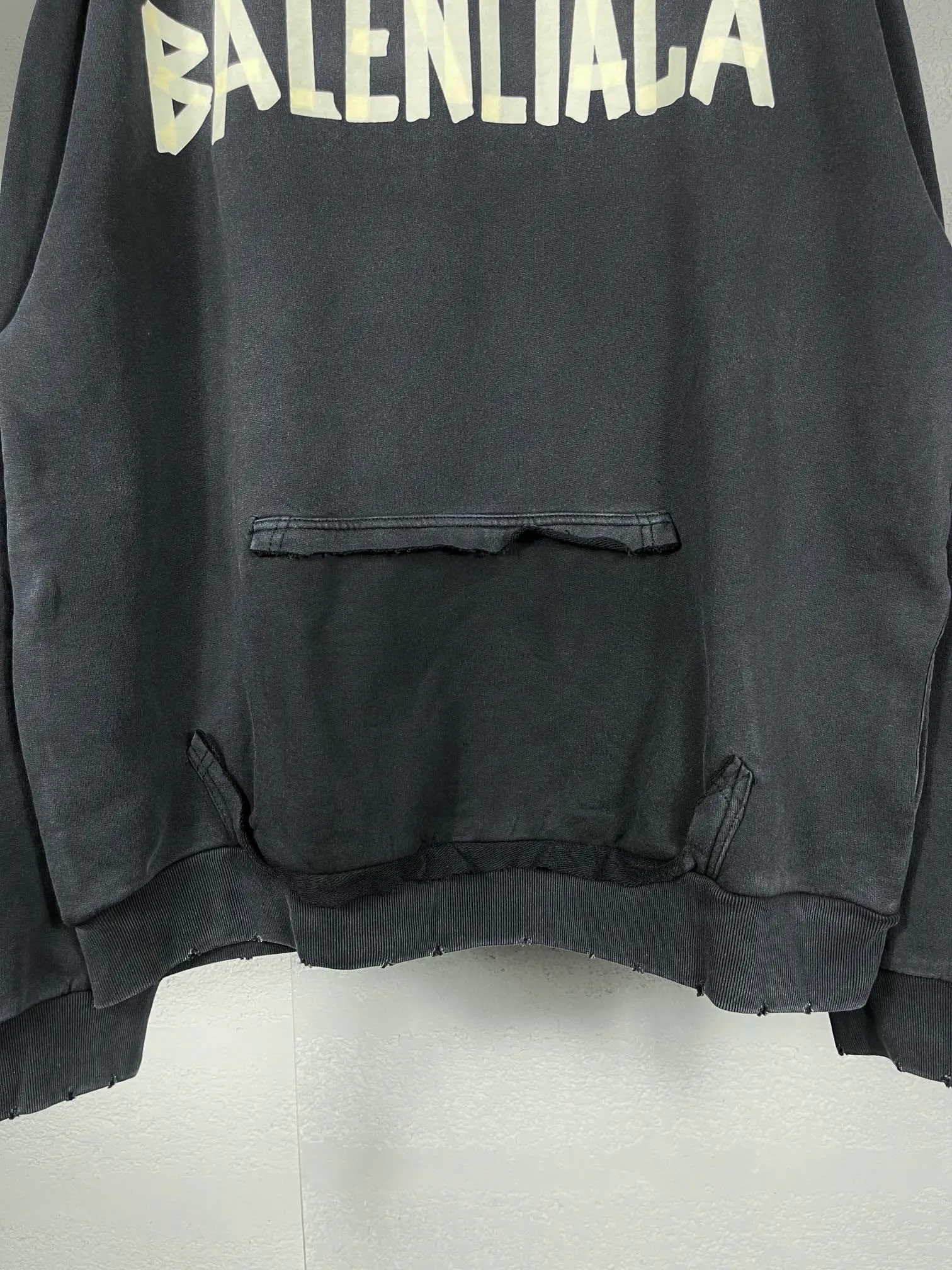 🅿️380 real photos [Top version. Official website quality] BALENCI*GA/Paris. 23ss latest classic hot model. Purchase the original board at the first time. Color. Printing. Washing. Production and authenticity. Wrong version in Jubie market. Welcome to compare. Tape direct printing. Ready-to-wear hooded sweatshirt washed and worn twice. The brick cabinet is synchronized. The fabric is made of Paris ZP custom-woven and dyed cotton sweatshirt. The weight is 450 grams. The cloth surface is clean. The cloth pattern is clear, soft and comfortable, and the threads are dyed with no color difference. The classic pattern adopts Kornit imported direct injection. The letters are clear and the effect is three-dimensional. Restored brick cabinet. The garments were washed and aged, and polished by many hands. Produced by ultra-heavy craftsmanship, special market currency. Note⚠️ZP fabric is made of fine-grained yarn. Pay attention to the big difference! Welcome to compare! The version adopts OS loose shoulder version. The same style for men and women. Code: BL238016 Color: dark gray blue, Paris blue, washed black, burgundy, fluorescent yellow, green, floral gray, sky blue, khaki Size: XS S M L