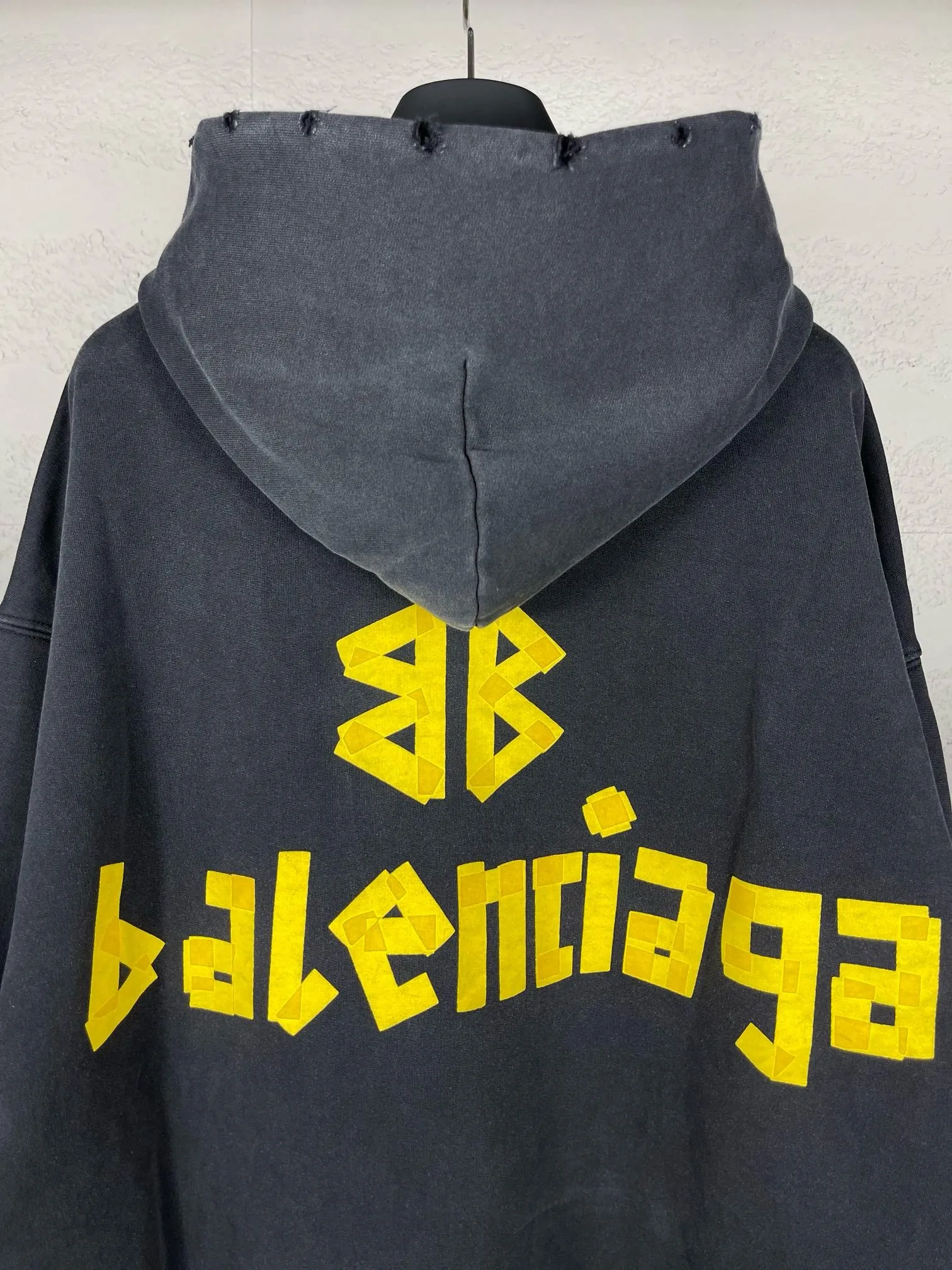 🅿️380 real photos [Top version. Official website quality] BALENCI*GA/Paris. 23ss latest classic hot model. Purchase the original board at the first time. Color. Printing. Washing. Production and authenticity. Wrong version in Jubie market. Welcome to compare. Tape direct printing. Ready-to-wear hooded sweatshirt washed and worn twice. The brick cabinet is synchronized. The fabric is made of Paris ZP custom-woven and dyed cotton sweatshirt. The weight is 450 grams. The cloth surface is clean. The cloth pattern is clear, soft and comfortable, and the threads are dyed with no color difference. The classic pattern adopts Kornit imported direct injection. The letters are clear and the effect is three-dimensional. Restored brick cabinet. The garments were washed and aged, and polished by many hands. Produced by ultra-heavy craftsmanship, special market currency. Note⚠️ZP fabric is made of fine-grained yarn. Pay attention to the big difference! Welcome to compare! The version adopts OS loose shoulder version. The same style for men and women. Code: BL238016 Color: dark gray blue, Paris blue, washed black, burgundy, fluorescent yellow, green, floral gray, sky blue, khaki Size: XS S M L