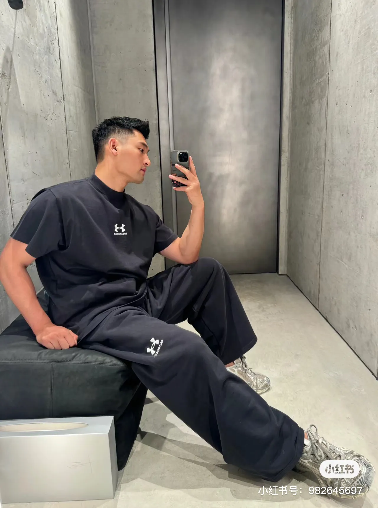 ♻️💯Upper body reference model picture❤️【New arrival】Top version-BALENCIAGA-Under Armor BALENCIAGAxUnder Armor blcg xua cross-border joint embroidery short-sleeved T-shirt. Original development of custom-woven fabric technology and washing treatment. High-gram weight 300g fabric, full texture, clean cloth surface, soft and comfortable. Solona thread custom-dyed without color difference The fabric is made of custom-woven and dyed combed cotton. It has been processed by custom-woven and dyed, dust-free singeing and facial hair-feeding processes to ensure softness, comfort and non-deformation. The letter design is scanned by a computer to ensure that the front and rear widths are consistent, and then imported Behringer machines are used for precision embroidery. The small letters are three-dimensional and clear, with no traces of connections. os dropped shoulders, loose version, same style for men and women. Color: black Size: XS-L P:270