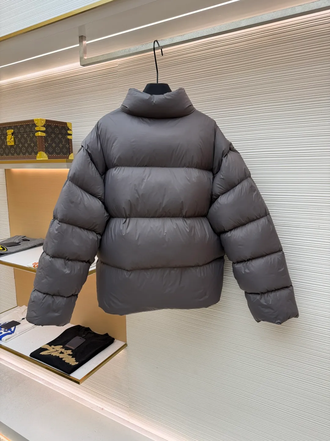 Balenciaga single-loop embroidery down jacket ●Original version: Purchased and developed by 12336 ●Item number: 1681876-D15 ●Fabric: white duck down fabric ●Technology: mechanical down filling ●Color: gray ●Version: loose version ●Weight: about 750 grams ●Size: S-M-L-XL ●Description: Custom-developed high-count and high-density woven fabric is the cornerstone of its high-end texture. High count means that the yarns are extremely fine, resulting in a finely textured and silky-touch surface; high density gives the fabric excellent stiffness, abrasion resistance and wind resistance. It avoids the rough feeling of ordinary cotton canvas and presents a low-key and precise micro-gloss, which provides a perfect and stable foundation for subsequent embroidery and hemming processes. The filling process needs to ensure that the cotton body is evenly distributed within the quilting grid without holes or agglomerations, which requires extremely high filling accuracy. The hemming is like the steel frame of a building, which strengthens the overall silhouette of the vest and makes the lines sharper and clearer, reflecting the brand's meticulous attitude towards tailoring. Dense embroidery on this thin and dense fabric can easily cause the fabric to shrink and deform. The brand will use special water-soluble lining or hot-melt lining on the bottom layer of embroidery. These linings will disappear after the embroidery is completed, ensuring that the pattern is smooth and crisp without destroying the flexibility of the fabric itself. This is the ultimate test of the combination of handicrafts and technology. The overall wiring is straight and delicate, the fabric is comfortable and soft, and the color is consistent without color difference. It can be matched with the same style to create a fashionable look and control various occasions. Customized accessories, complete with three standards, same style for men and women!