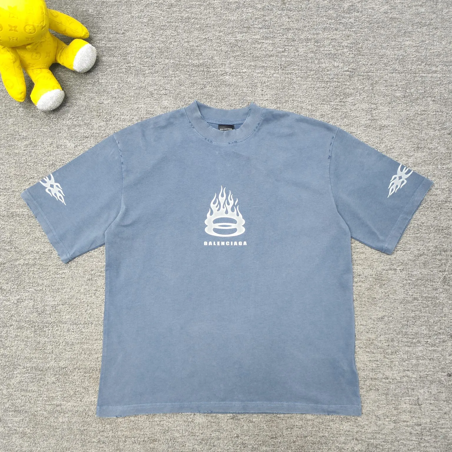 Top version BALENCIAGA/Balenciaga 2024 SS latest flame direct-injection printed washed distressed short-sleeved T-shirt ✅No.1 quality in this market Real ceiling quality✅All original development pay attention to detail pictures to avoid stolen pictures merchants mix and distribute ✅Correct 260g custom-woven and dyed double-yarn pure cotton fabric, frayed holes ZP consistent ✅Correct imported material printing Conley machine direct-injection process No touch, clear three-dimensional, firm and non-shedding✅No color difference in custom-dyed threads, no fading No deformation, overweight craftsmanship, consistent with the original version, different from the market currency. Here is an explanation of why mine is a little more expensive than others, 1. It seems to be a simple printing or embroidery, but it is not simple at all. 10000% imported machine restoration, not just lip service. You are welcome to compare with peers. 2. Each model is produced by the company, and the details of the workmanship and fabrics are consistent with the original ones. There is no color difference between the ones at the counters. Guaranteed no color difference. Re-engraving is not scary. Whoever is fake is embarrassed. It’s not shameful to make a replica, it’s shameful if you can’t buy the correct version if you make a replica. 3. Note that the threaded collars are all original collars of certain countries and regions, with high wrapping. The width of the neckline and cabinets are accurate to the millimeter. Thick necklines are not easy to deform. The collars of high-end products are all restored cabinets. They are different from the big collars in the world. Ordinary garbage short-sleeves are printed with a print. The clavicle of the upper body is exposed. Please be patient. Customers who have bought genuine products or have seen genuine products will come back to place orders again. This is quality. This is quality. 4. Different styles of washed wheat main wheat, including imported wheat, have different colors and codes. Really restore the counter. As we all know, Balenciaga has different English or different colors on the collar labels of each quarter. This distinguishes the fast food products with the same common main wheat washed wheat. 5. Pay attention to the workmanship. The stitching at the neckline has no folds, smooth and natural without overlapping lines, and truly restores this. This is something that many people cannot do. 6. The fabric is made of 260g Paris-specific double yarn. No one can make better fabrics than my family. There's really no way to compare it with the ordinary version on the market. Respect it. It's genuine and costs thousands of dollars. Don't buy street stalls. Quality 7. The workmanship is fully restored. The packaging is fully restored. The cost is huge. 8. I guarantee here that this is the highest quality you can find. Color: Yellow Blue Black Size: XS-S-M-L P:260