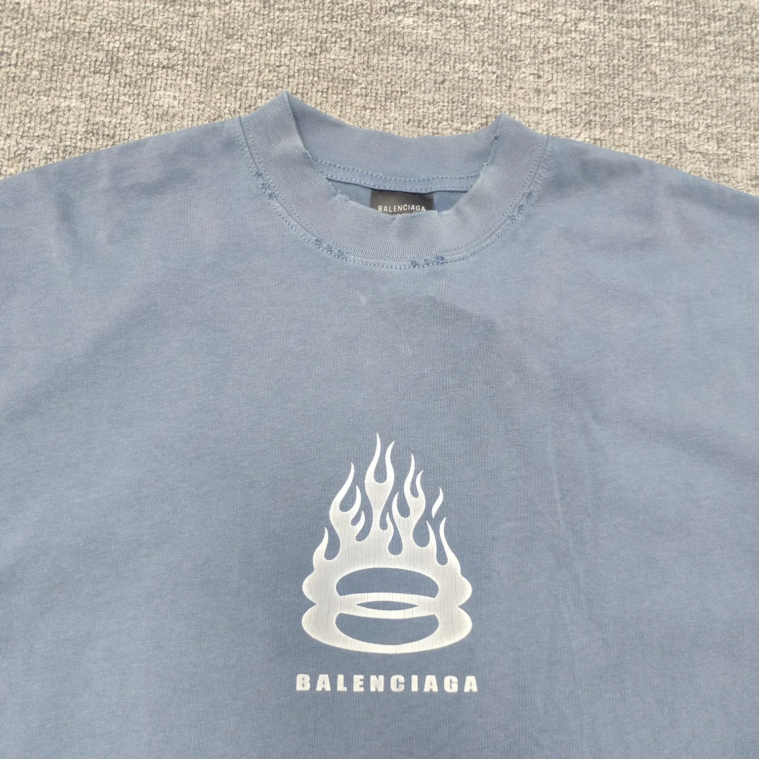 Top version BALENCIAGA/Balenciaga 2024 SS latest flame direct-injection printed washed distressed short-sleeved T-shirt ✅No.1 quality in this market Real ceiling quality✅All original development pay attention to detail pictures to avoid stolen pictures merchants mix and distribute ✅Correct 260g custom-woven and dyed double-yarn pure cotton fabric, frayed holes ZP consistent ✅Correct imported material printing Conley machine direct-injection process No touch, clear three-dimensional, firm and non-shedding✅No color difference in custom-dyed threads, no fading No deformation, overweight craftsmanship, consistent with the original version, different from the market currency. Here is an explanation of why mine is a little more expensive than others, 1. It seems to be a simple printing or embroidery, but it is not simple at all. 10000% imported machine restoration, not just lip service. You are welcome to compare with peers. 2. Each model is produced by the company, and the details of the workmanship and fabrics are consistent with the original ones. There is no color difference between the ones at the counters. Guaranteed no color difference. Re-engraving is not scary. Whoever is fake is embarrassed. It’s not shameful to make a replica, it’s shameful if you can’t buy the correct version if you make a replica. 3. Note that the threaded collars are all original collars of certain countries and regions, with high wrapping. The width of the neckline and cabinets are accurate to the millimeter. Thick necklines are not easy to deform. The collars of high-end products are all restored cabinets. They are different from the big collars in the world. Ordinary garbage short-sleeves are printed with a print. The clavicle of the upper body is exposed. Please be patient. Customers who have bought genuine products or have seen genuine products will come back to place orders again. This is quality. This is quality. 4. Different styles of washed wheat main wheat, including imported wheat, have different colors and codes. Really restore the counter. As we all know, Balenciaga has different English or different colors on the collar labels of each quarter. This distinguishes the fast food products with the same common main wheat washed wheat. 5. Pay attention to the workmanship. The stitching at the neckline has no folds, smooth and natural without overlapping lines, and truly restores this. This is something that many people cannot do. 6. The fabric is made of 260g Paris-specific double yarn. No one can make better fabrics than my family. There's really no way to compare it with the ordinary version on the market. Respect it. It's genuine and costs thousands of dollars. Don't buy street stalls. Quality 7. The workmanship is fully restored. The packaging is fully restored. The cost is huge. 8. I guarantee here that this is the highest quality you can find. Color: Yellow Blue Black Size: XS-S-M-L P:260