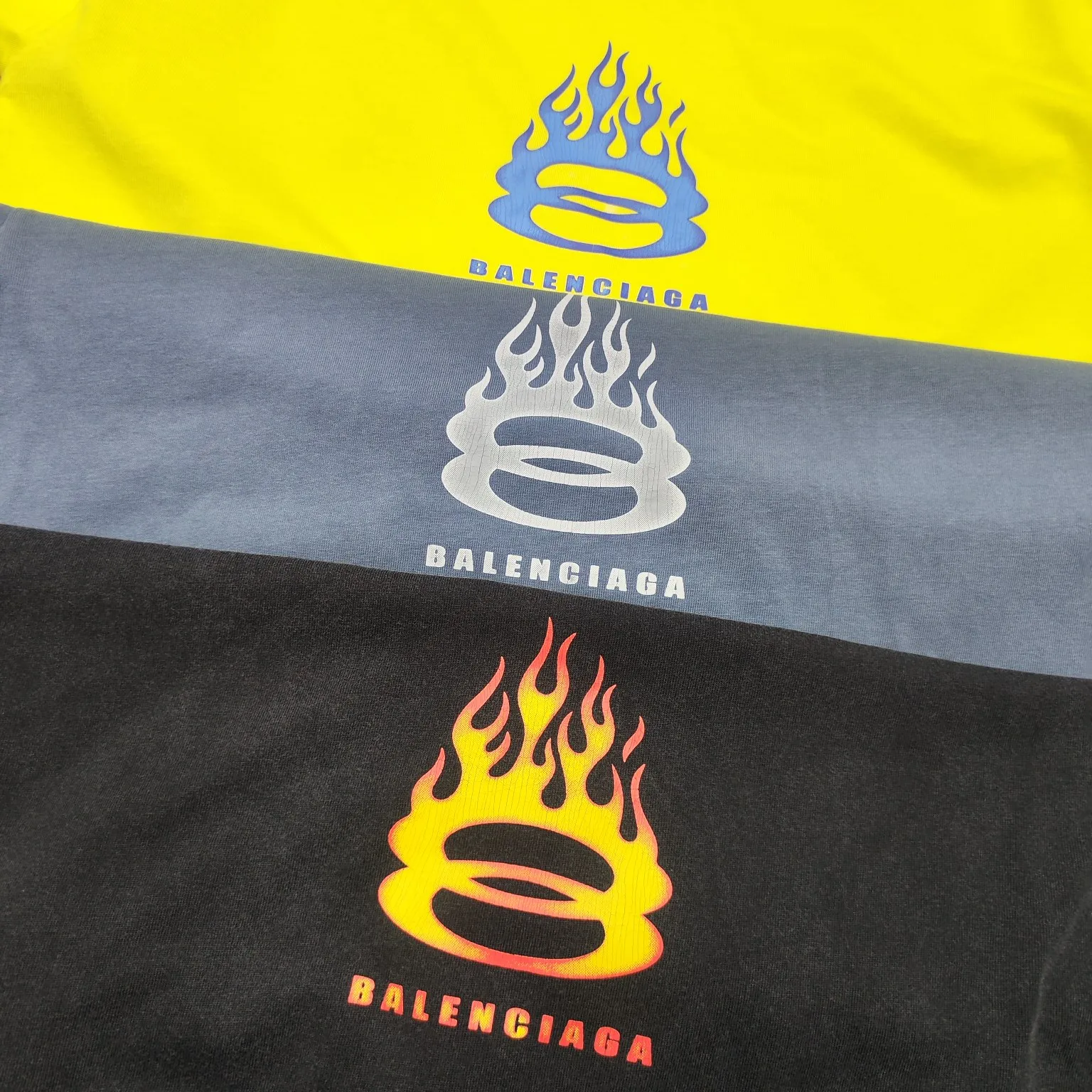 Top version BALENCIAGA/Balenciaga 2024 SS latest flame direct-injection printed washed distressed short-sleeved T-shirt ✅No.1 quality in this market Real ceiling quality✅All original development pay attention to detail pictures to avoid stolen pictures merchants mix and distribute ✅Correct 260g custom-woven and dyed double-yarn pure cotton fabric, frayed holes ZP consistent ✅Correct imported material printing Conley machine direct-injection process No touch, clear three-dimensional, firm and non-shedding✅No color difference in custom-dyed threads, no fading No deformation, overweight craftsmanship, consistent with the original version, different from the market currency. Here is an explanation of why mine is a little more expensive than others, 1. It seems to be a simple printing or embroidery, but it is not simple at all. 10000% imported machine restoration, not just lip service. You are welcome to compare with peers. 2. Each model is produced by the company, and the details of the workmanship and fabrics are consistent with the original ones. There is no color difference between the ones at the counters. Guaranteed no color difference. Re-engraving is not scary. Whoever is fake is embarrassed. It’s not shameful to make a replica, it’s shameful if you can’t buy the correct version if you make a replica. 3. Note that the threaded collars are all original collars of certain countries and regions, with high wrapping. The width of the neckline and cabinets are accurate to the millimeter. Thick necklines are not easy to deform. The collars of high-end products are all restored cabinets. They are different from the big collars in the world. Ordinary garbage short-sleeves are printed with a print. The clavicle of the upper body is exposed. Please be patient. Customers who have bought genuine products or have seen genuine products will come back to place orders again. This is quality. This is quality. 4. Different styles of washed wheat main wheat, including imported wheat, have different colors and codes. Really restore the counter. As we all know, Balenciaga has different English or different colors on the collar labels of each quarter. This distinguishes the fast food products with the same common main wheat washed wheat. 5. Pay attention to the workmanship. The stitching at the neckline has no folds, smooth and natural without overlapping lines, and truly restores this. This is something that many people cannot do. 6. The fabric is made of 260g Paris-specific double yarn. No one can make better fabrics than my family. There's really no way to compare it with the ordinary version on the market. Respect it. It's genuine and costs thousands of dollars. Don't buy street stalls. Quality 7. The workmanship is fully restored. The packaging is fully restored. The cost is huge. 8. I guarantee here that this is the highest quality you can find. Color: Yellow Blue Black Size: XS-S-M-L P:260