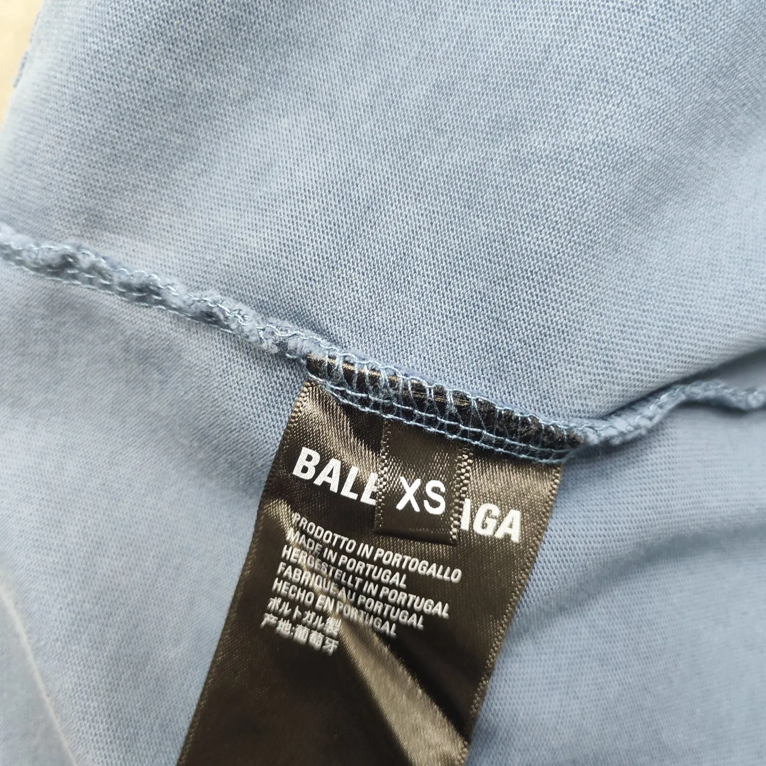 Top version BALENCIAGA/Balenciaga 2024 SS latest flame direct-injection printed washed distressed short-sleeved T-shirt ✅No.1 quality in this market Real ceiling quality✅All original development pay attention to detail pictures to avoid stolen pictures merchants mix and distribute ✅Correct 260g custom-woven and dyed double-yarn pure cotton fabric, frayed holes ZP consistent ✅Correct imported material printing Conley machine direct-injection process No touch, clear three-dimensional, firm and non-shedding✅No color difference in custom-dyed threads, no fading No deformation, overweight craftsmanship, consistent with the original version, different from the market currency. Here is an explanation of why mine is a little more expensive than others, 1. It seems to be a simple printing or embroidery, but it is not simple at all. 10000% imported machine restoration, not just lip service. You are welcome to compare with peers. 2. Each model is produced by the company, and the details of the workmanship and fabrics are consistent with the original ones. There is no color difference between the ones at the counters. Guaranteed no color difference. Re-engraving is not scary. Whoever is fake is embarrassed. It’s not shameful to make a replica, it’s shameful if you can’t buy the correct version if you make a replica. 3. Note that the threaded collars are all original collars of certain countries and regions, with high wrapping. The width of the neckline and cabinets are accurate to the millimeter. Thick necklines are not easy to deform. The collars of high-end products are all restored cabinets. They are different from the big collars in the world. Ordinary garbage short-sleeves are printed with a print. The clavicle of the upper body is exposed. Please be patient. Customers who have bought genuine products or have seen genuine products will come back to place orders again. This is quality. This is quality. 4. Different styles of washed wheat main wheat, including imported wheat, have different colors and codes. Really restore the counter. As we all know, Balenciaga has different English or different colors on the collar labels of each quarter. This distinguishes the fast food products with the same common main wheat washed wheat. 5. Pay attention to the workmanship. The stitching at the neckline has no folds, smooth and natural without overlapping lines, and truly restores this. This is something that many people cannot do. 6. The fabric is made of 260g Paris-specific double yarn. No one can make better fabrics than my family. There's really no way to compare it with the ordinary version on the market. Respect it. It's genuine and costs thousands of dollars. Don't buy street stalls. Quality 7. The workmanship is fully restored. The packaging is fully restored. The cost is huge. 8. I guarantee here that this is the highest quality you can find. Color: Yellow Blue Black Size: XS-S-M-L P:260