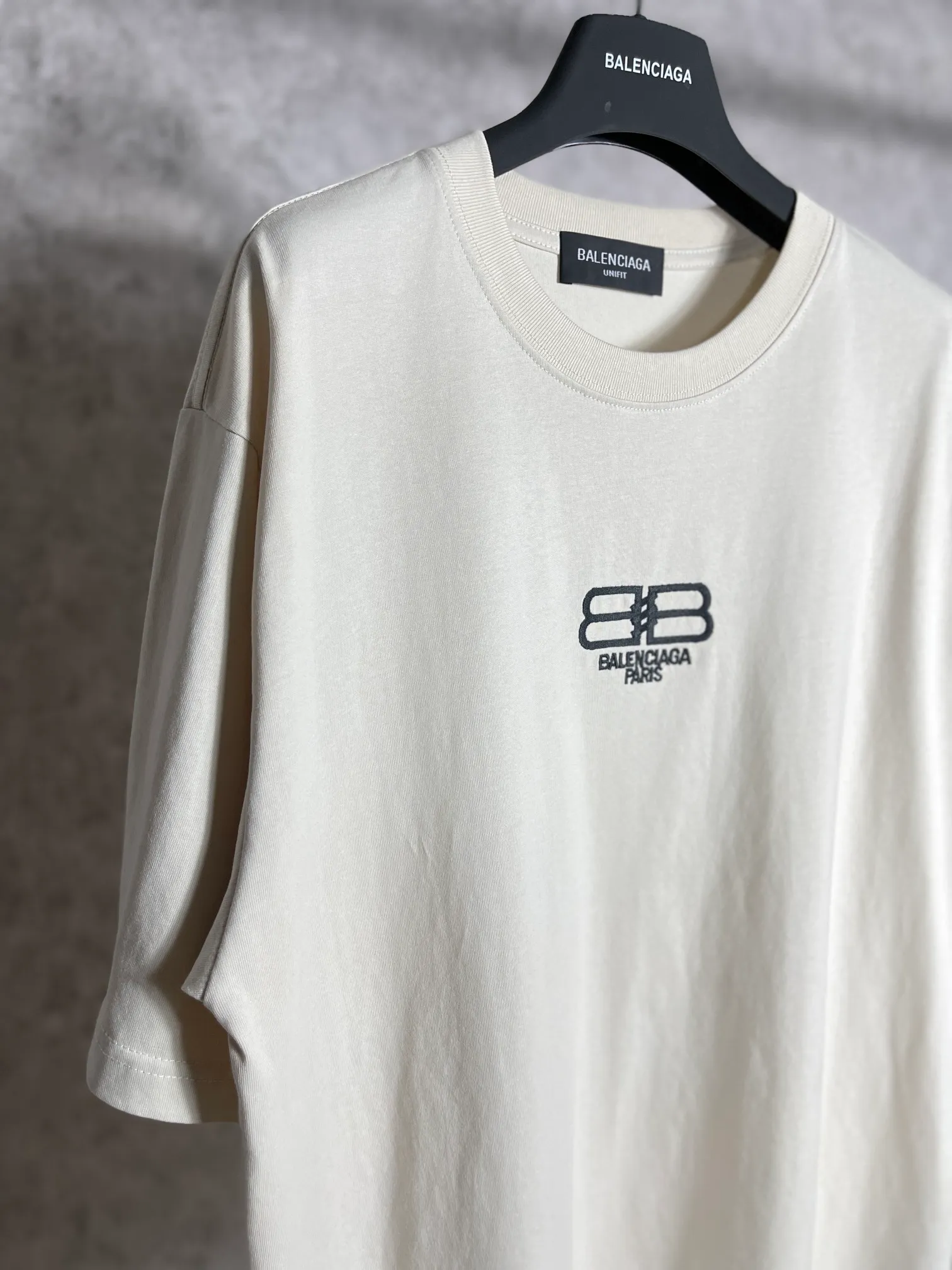 🅿️166 Actual pictures [Top version. Official website quality] BALENCI*GA/Paris.BB embroidered short-sleeved T-shirt. Brick cabinet synchronization. The fabric is made of Paris ZP custom-woven and dyed 100% cotton double yarn compact cotton. The weight is 260 grams, the cloth surface is clean. The cloth pattern is clear, soft and comfortable, and the thread is dyed with no color difference. The classic patterns are embroidered using imported embroidery machines. The effect is three-dimensional. Restore the brick cabinet. Different market currencies. Welcome to compare. The version adopts the OS loose shoulder version. The same style for men and women. Code: BL223031 Color: Mi Xing. Pink Size: XS to L