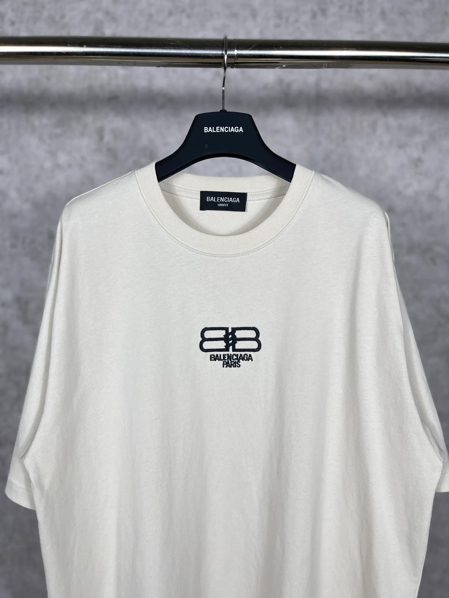 🅿️166 Actual pictures [Top version. Official website quality] BALENCI*GA/Paris.BB embroidered short-sleeved T-shirt. Brick cabinet synchronization. The fabric is made of Paris ZP custom-woven and dyed 100% cotton double yarn compact cotton. The weight is 260 grams, the cloth surface is clean. The cloth pattern is clear, soft and comfortable, and the thread is dyed with no color difference. The classic patterns are embroidered using imported embroidery machines. The effect is three-dimensional. Restore the brick cabinet. Different market currencies. Welcome to compare. The version adopts the OS loose shoulder version. The same style for men and women. Code: BL223031 Color: Mi Xing. Pink Size: XS to L