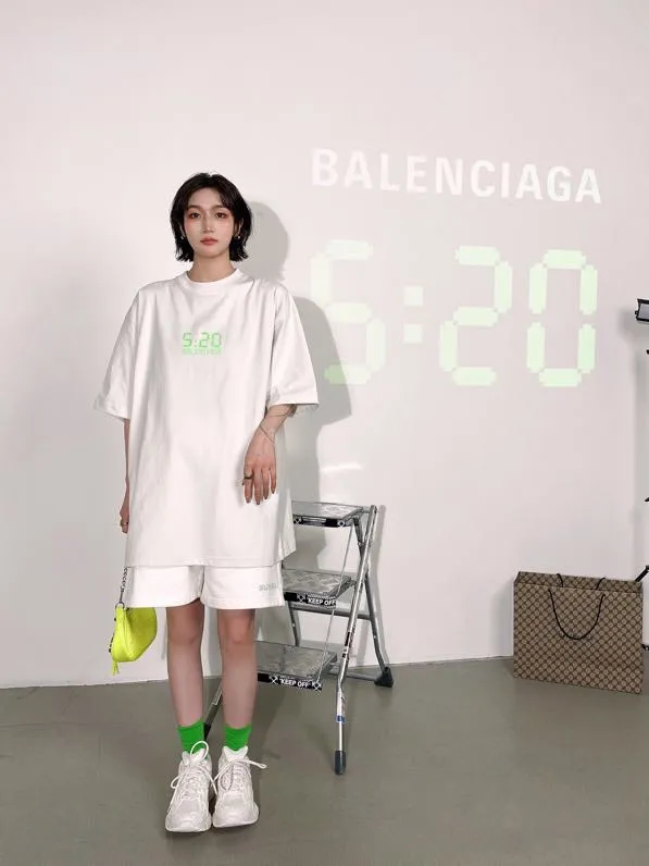 ♻️💯Upper body reference model picture❤️The top version of BALENCIAGA Balenciaga 520 limited edition fluorescent green luminous effect printed loose cotton shorts for male and female couples. After the personal use of 520 short sleeves came out, in response to the response of many friends, the team held a meeting and decided to launch matching shorts. I was planning to do it before, mainly because of the phosphor issue. Because there is 30% fluorescent powder mixed into the printing glue, the manufacturer we cooperate with is out of stock, and we cannot ensure whether other domestically produced fluorescent powders contain chemical toxic and harmful substances, so we have not done it yet. Our fluorescent powder is 3A certified and absolutely environmentally friendly. And the fluorescent effect is very nice. The fabric is made of 380g fish scale terry cotton fabric, which is sweat-absorbent, breathable and has a full drape. A full set of customized accessories, one-to-one synchronization with the original version! Size: XS-L Color: Black and White P:310