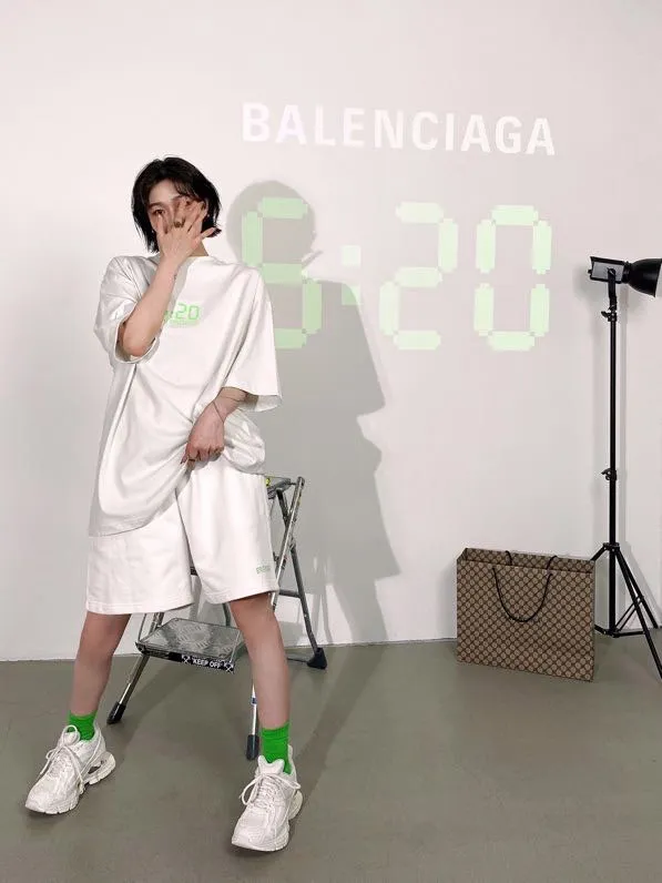 ♻️💯Upper body reference model picture❤️The top version of BALENCIAGA Balenciaga 520 limited edition fluorescent green luminous effect printed loose cotton shorts for male and female couples. After the personal use of 520 short sleeves came out, in response to the response of many friends, the team held a meeting and decided to launch matching shorts. I was planning to do it before, mainly because of the phosphor issue. Because there is 30% fluorescent powder mixed into the printing glue, the manufacturer we cooperate with is out of stock, and we cannot ensure whether other domestically produced fluorescent powders contain chemical toxic and harmful substances, so we have not done it yet. Our fluorescent powder is 3A certified and absolutely environmentally friendly. And the fluorescent effect is very nice. The fabric is made of 380g fish scale terry cotton fabric, which is sweat-absorbent, breathable and has a full drape. A full set of customized accessories, one-to-one synchronization with the original version! Size: XS-L Color: Black and White P:310