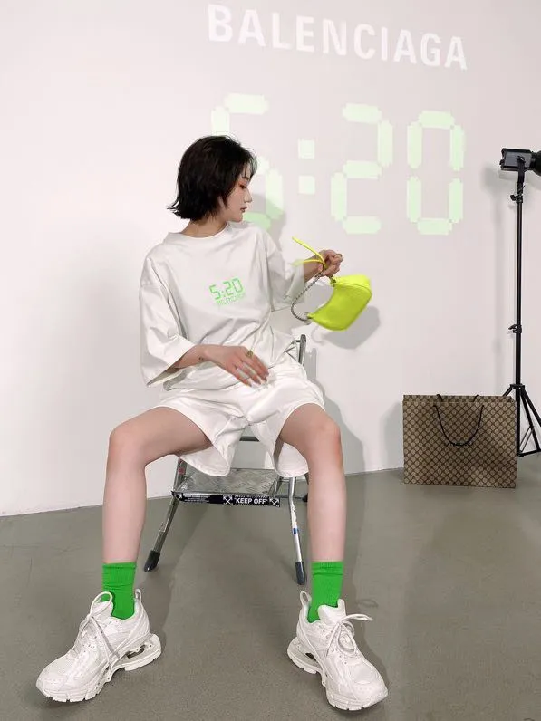 ♻️💯Upper body reference model picture❤️The top version of BALENCIAGA Balenciaga 520 limited edition fluorescent green luminous effect printed loose cotton shorts for male and female couples. After the personal use of 520 short sleeves came out, in response to the response of many friends, the team held a meeting and decided to launch matching shorts. I was planning to do it before, mainly because of the phosphor issue. Because there is 30% fluorescent powder mixed into the printing glue, the manufacturer we cooperate with is out of stock, and we cannot ensure whether other domestically produced fluorescent powders contain chemical toxic and harmful substances, so we have not done it yet. Our fluorescent powder is 3A certified and absolutely environmentally friendly. And the fluorescent effect is very nice. The fabric is made of 380g fish scale terry cotton fabric, which is sweat-absorbent, breathable and has a full drape. A full set of customized accessories, one-to-one synchronization with the original version! Size: XS-L Color: Black and White P:310