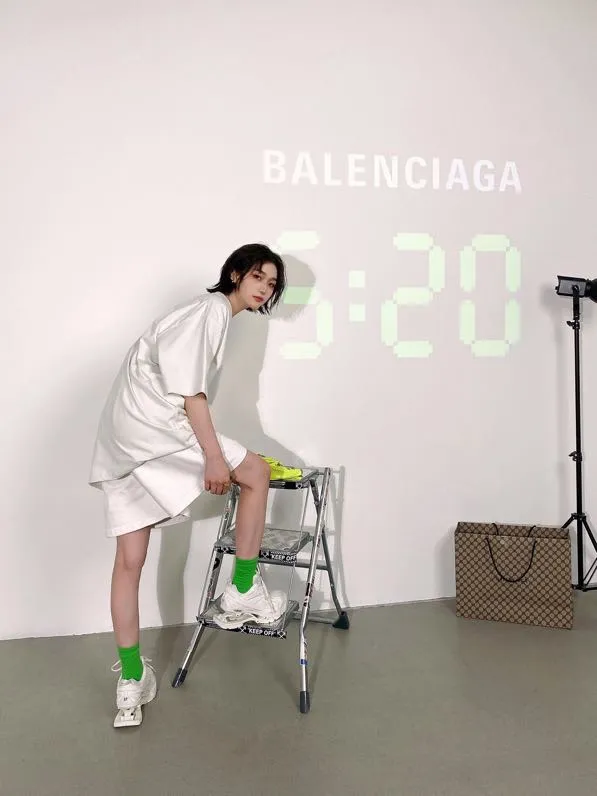 ♻️💯Upper body reference model picture❤️The top version of BALENCIAGA Balenciaga 520 limited edition fluorescent green luminous effect printed loose cotton shorts for male and female couples. After the personal use of 520 short sleeves came out, in response to the response of many friends, the team held a meeting and decided to launch matching shorts. I was planning to do it before, mainly because of the phosphor issue. Because there is 30% fluorescent powder mixed into the printing glue, the manufacturer we cooperate with is out of stock, and we cannot ensure whether other domestically produced fluorescent powders contain chemical toxic and harmful substances, so we have not done it yet. Our fluorescent powder is 3A certified and absolutely environmentally friendly. And the fluorescent effect is very nice. The fabric is made of 380g fish scale terry cotton fabric, which is sweat-absorbent, breathable and has a full drape. A full set of customized accessories, one-to-one synchronization with the original version! Size: XS-L Color: Black and White P:310