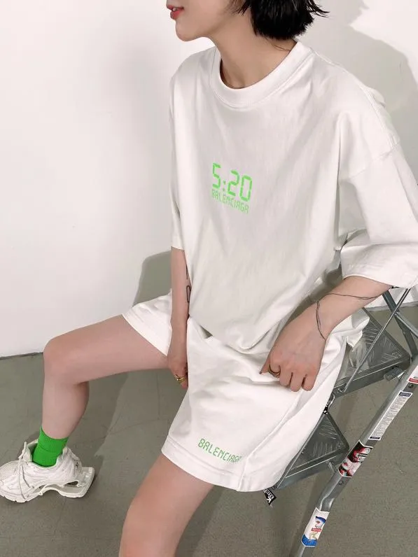 ♻️💯Upper body reference model picture❤️The top version of BALENCIAGA Balenciaga 520 limited edition fluorescent green luminous effect printed loose cotton shorts for male and female couples. After the personal use of 520 short sleeves came out, in response to the response of many friends, the team held a meeting and decided to launch matching shorts. I was planning to do it before, mainly because of the phosphor issue. Because there is 30% fluorescent powder mixed into the printing glue, the manufacturer we cooperate with is out of stock, and we cannot ensure whether other domestically produced fluorescent powders contain chemical toxic and harmful substances, so we have not done it yet. Our fluorescent powder is 3A certified and absolutely environmentally friendly. And the fluorescent effect is very nice. The fabric is made of 380g fish scale terry cotton fabric, which is sweat-absorbent, breathable and has a full drape. A full set of customized accessories, one-to-one synchronization with the original version! Size: XS-L Color: Black and White P:310