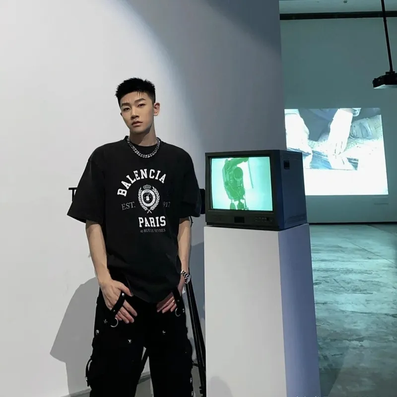 ♻️💯Upper body reference model picture❤️New top-notch proven version BALENCIAGA Paris designer 2022 spring and summer style Crown Wheat 1917 letter cracked printed short shaft T-shirt for men and women, same style, huge cost single product. In terms of fabric alone, 26S 280g double-ply double-yarn plain cotton fabric, plus the fabric needs to be pre-shrunk in advance and then fried and aged, is enough to drink a pot! The printing uses Kornit digital direct injection cracking process. Because it is glued, there is no need to worry about the printing falling off if it bursts. A full set of customized accessories, synchronized at the counter, and consistent coding. Color: Washed Black White Size: XS-L P:280