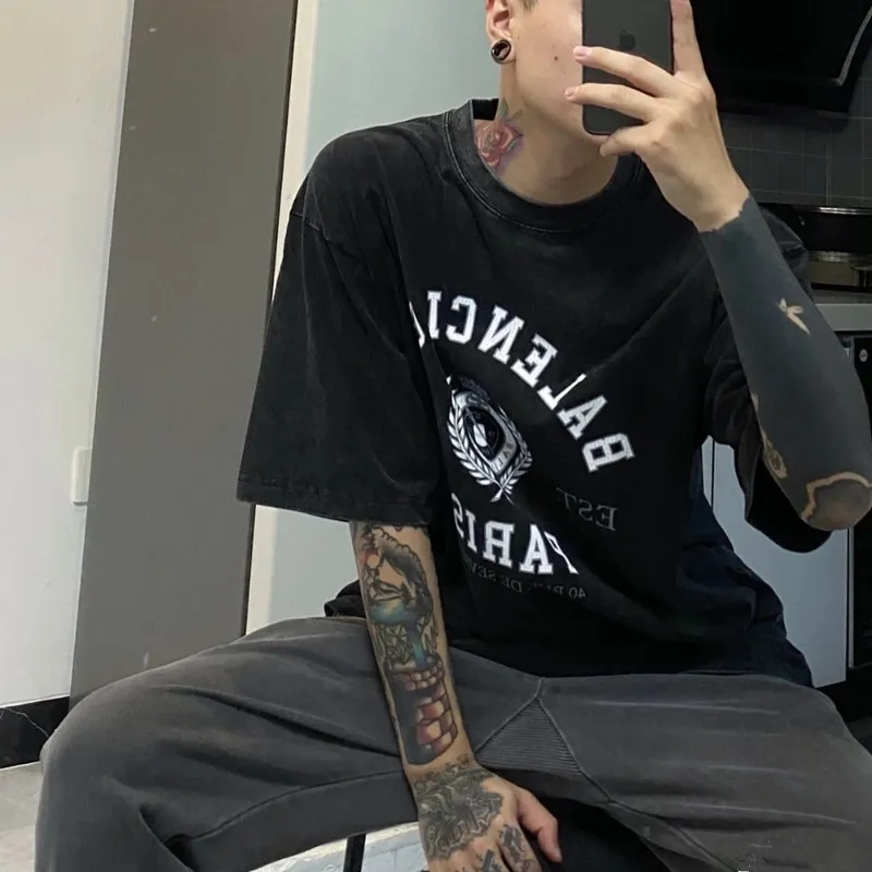 ♻️💯Upper body reference model picture❤️New top-notch proven version BALENCIAGA Paris designer 2022 spring and summer style Crown Wheat 1917 letter cracked printed short shaft T-shirt for men and women, same style, huge cost single product. In terms of fabric alone, 26S 280g double-ply double-yarn plain cotton fabric, plus the fabric needs to be pre-shrunk in advance and then fried and aged, is enough to drink a pot! The printing uses Kornit digital direct injection cracking process. Because it is glued, there is no need to worry about the printing falling off if it bursts. A full set of customized accessories, synchronized at the counter, and consistent coding. Color: Washed Black White Size: XS-L P:280