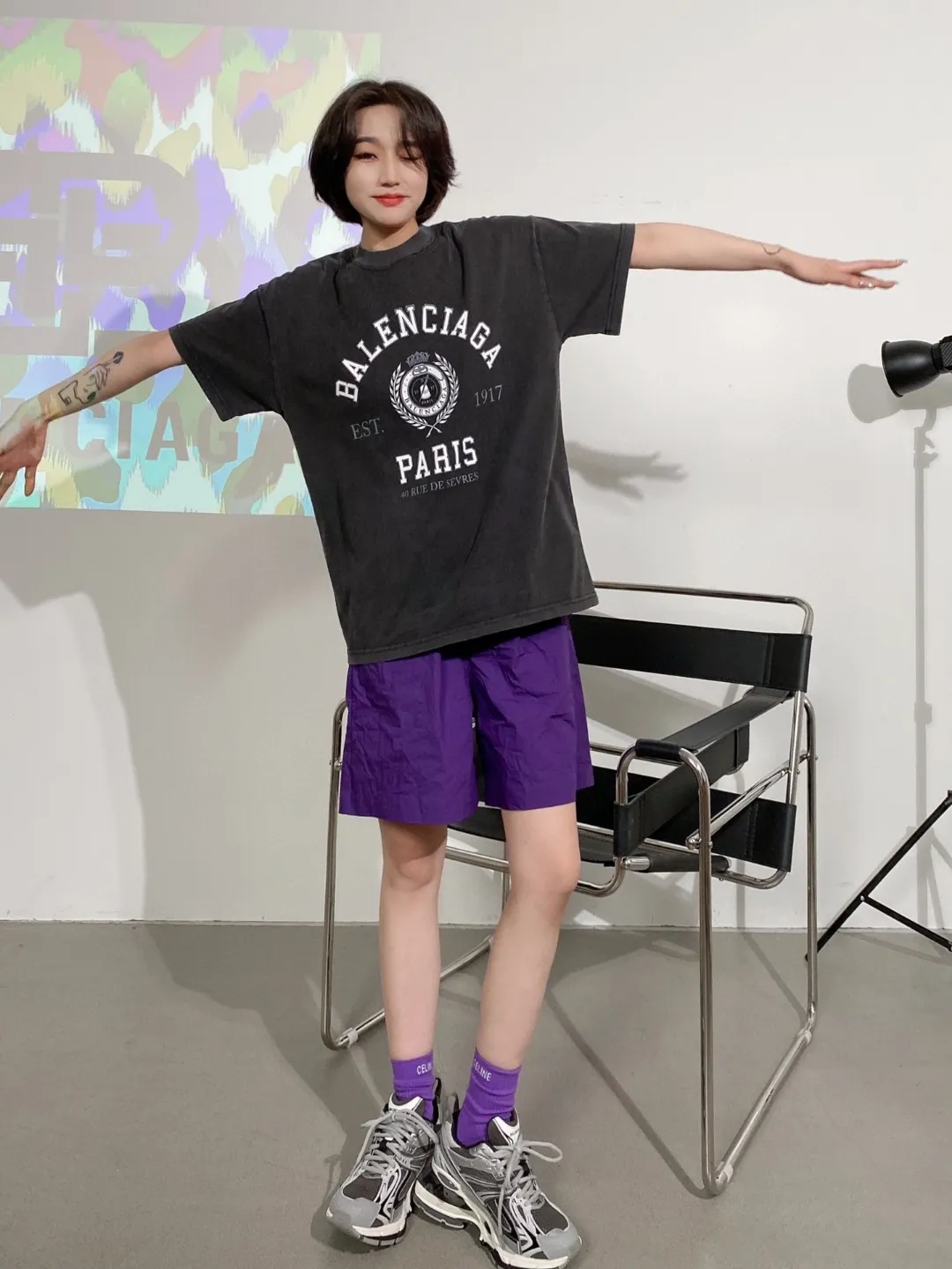 ♻️💯Upper body reference model picture❤️New top-notch proven version BALENCIAGA Paris designer 2022 spring and summer style Crown Wheat 1917 letter cracked printed short shaft T-shirt for men and women, same style, huge cost single product. In terms of fabric alone, 26S 280g double-ply double-yarn plain cotton fabric, plus the fabric needs to be pre-shrunk in advance and then fried and aged, is enough to drink a pot! The printing uses Kornit digital direct injection cracking process. Because it is glued, there is no need to worry about the printing falling off if it bursts. A full set of customized accessories, synchronized at the counter, and consistent coding. Color: Washed Black White Size: XS-L P:280