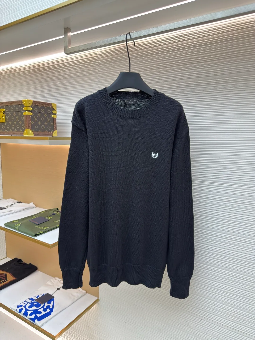Balenciaga wheat ear embroidery mud print sweater ●Item number: 1680598-A65 ●Material: pure cotton fabric ●Technology: mud print knitting ●Version: loose fit ●Weight: about 530 grams ●Size: S-M-L-XL ●Description: Made of 90% cotton with 10% wool. The upper body of this fabric has a more three-dimensional shape, and 10% wool can make the upper body more comfortable. The embroidery uses 3'D three-dimensional embroidery, and the chest is embellished with the wheat double B logo. The back panel uses mud printing technology, which uses mixed colors to produce mud-colored printing. I worked on the board back and forth for more than a month and tried the board more than 10 times before the reproduction was perfectly restored. One that is very heavily reworked and close to the original. The overall wiring is straight and delicate, the fabric is comfortable and soft, and the color is consistent without color difference. It can be matched with the same style to create a fashionable look and control various occasions. Customized accessories, complete with three standards, same style for men and women!