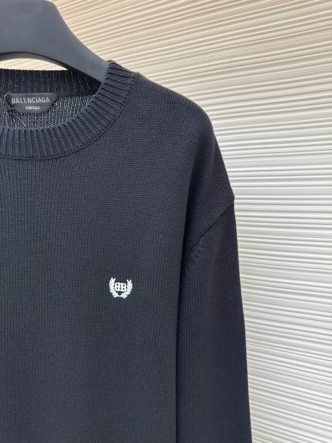 Balenciaga wheat ear embroidery mud print sweater ●Item number: 1680598-A65 ●Material: pure cotton fabric ●Technology: mud print knitting ●Version: loose fit ●Weight: about 530 grams ●Size: S-M-L-XL ●Description: Made of 90% cotton with 10% wool. The upper body of this fabric has a more three-dimensional shape, and 10% wool can make the upper body more comfortable. The embroidery uses 3'D three-dimensional embroidery, and the chest is embellished with the wheat double B logo. The back panel uses mud printing technology, which uses mixed colors to produce mud-colored printing. I worked on the board back and forth for more than a month and tried the board more than 10 times before the reproduction was perfectly restored. One that is very heavily reworked and close to the original. The overall wiring is straight and delicate, the fabric is comfortable and soft, and the color is consistent without color difference. It can be matched with the same style to create a fashionable look and control various occasions. Customized accessories, complete with three standards, same style for men and women!