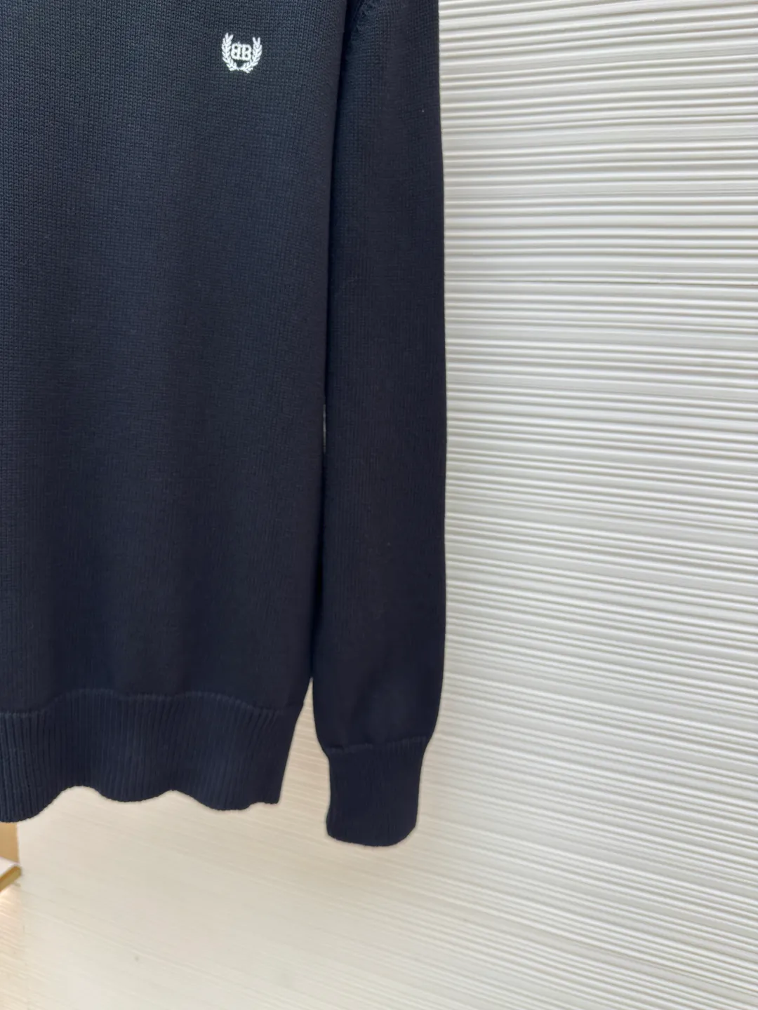 Balenciaga wheat ear embroidery mud print sweater ●Item number: 1680598-A65 ●Material: pure cotton fabric ●Technology: mud print knitting ●Version: loose fit ●Weight: about 530 grams ●Size: S-M-L-XL ●Description: Made of 90% cotton with 10% wool. The upper body of this fabric has a more three-dimensional shape, and 10% wool can make the upper body more comfortable. The embroidery uses 3'D three-dimensional embroidery, and the chest is embellished with the wheat double B logo. The back panel uses mud printing technology, which uses mixed colors to produce mud-colored printing. I worked on the board back and forth for more than a month and tried the board more than 10 times before the reproduction was perfectly restored. One that is very heavily reworked and close to the original. The overall wiring is straight and delicate, the fabric is comfortable and soft, and the color is consistent without color difference. It can be matched with the same style to create a fashionable look and control various occasions. Customized accessories, complete with three standards, same style for men and women!