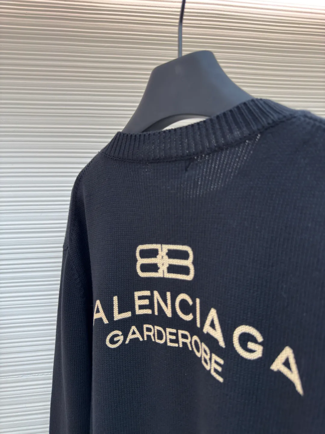 Balenciaga wheat ear embroidery mud print sweater ●Item number: 1680598-A65 ●Material: pure cotton fabric ●Technology: mud print knitting ●Version: loose fit ●Weight: about 530 grams ●Size: S-M-L-XL ●Description: Made of 90% cotton with 10% wool. The upper body of this fabric has a more three-dimensional shape, and 10% wool can make the upper body more comfortable. The embroidery uses 3'D three-dimensional embroidery, and the chest is embellished with the wheat double B logo. The back panel uses mud printing technology, which uses mixed colors to produce mud-colored printing. I worked on the board back and forth for more than a month and tried the board more than 10 times before the reproduction was perfectly restored. One that is very heavily reworked and close to the original. The overall wiring is straight and delicate, the fabric is comfortable and soft, and the color is consistent without color difference. It can be matched with the same style to create a fashionable look and control various occasions. Customized accessories, complete with three standards, same style for men and women!