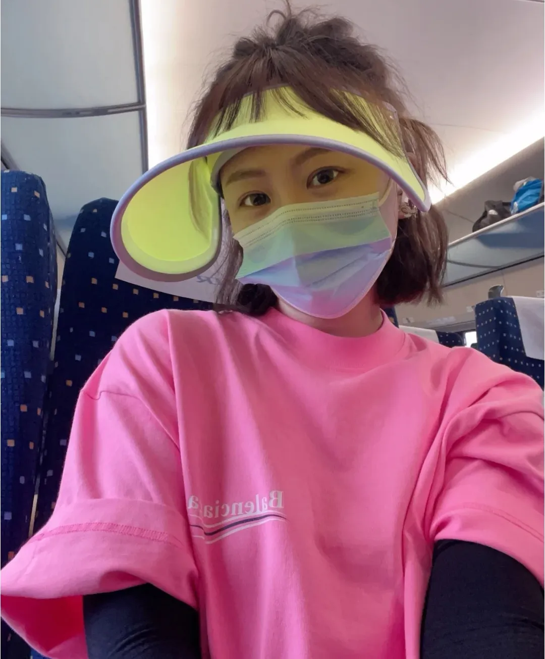 ♻️💯Refer to the model picture for the upper body❤️The top tested version of Balenciaga Classic Loose Unisex Pure Cotton Short Sleeves. Customized fabrics and printed accessories are reproduced one to one. It is made of 280g cotton fabric with 32 count fine double cotton yarn plain weave, and the fabric surface is treated with dust-free woolen craftsmanship. The shoulder and chain seams are made of 0.8cm bundled strips inside, and the double chain stitching on the machine side is made of pure cotton. Here is an explanation of why I am dozens of yuan more expensive than others: 1. Each model is produced by the company. The detailed workmanship and fabrics are consistent with the genuine ones. There is no color difference between the ones at the counters. Guaranteed no color difference. Replicas are not scary. Whoever is fake is embarrassed. It’s not shameful to make a replica, it’s shameful if you can’t buy the correct version if you make a replica. All of my series can be found in all major places and will be absolutely stunning!  2. The fabric is made of 280g Paris-specific double yarn. No one can make better fabrics than mine. There is really no way to compare with the ordinary version on the market. Respect it. It is authentic and costs thousands of dollars. Don’t go for the quality of street stalls. 3. The workmanship has been restored in all aspects. The packaging has been restored in all aspects. 4. I guarantee here that this is the highest quality you can find. Size: XS-L Color; Blue Pink Fluorescent Yellow P: 260