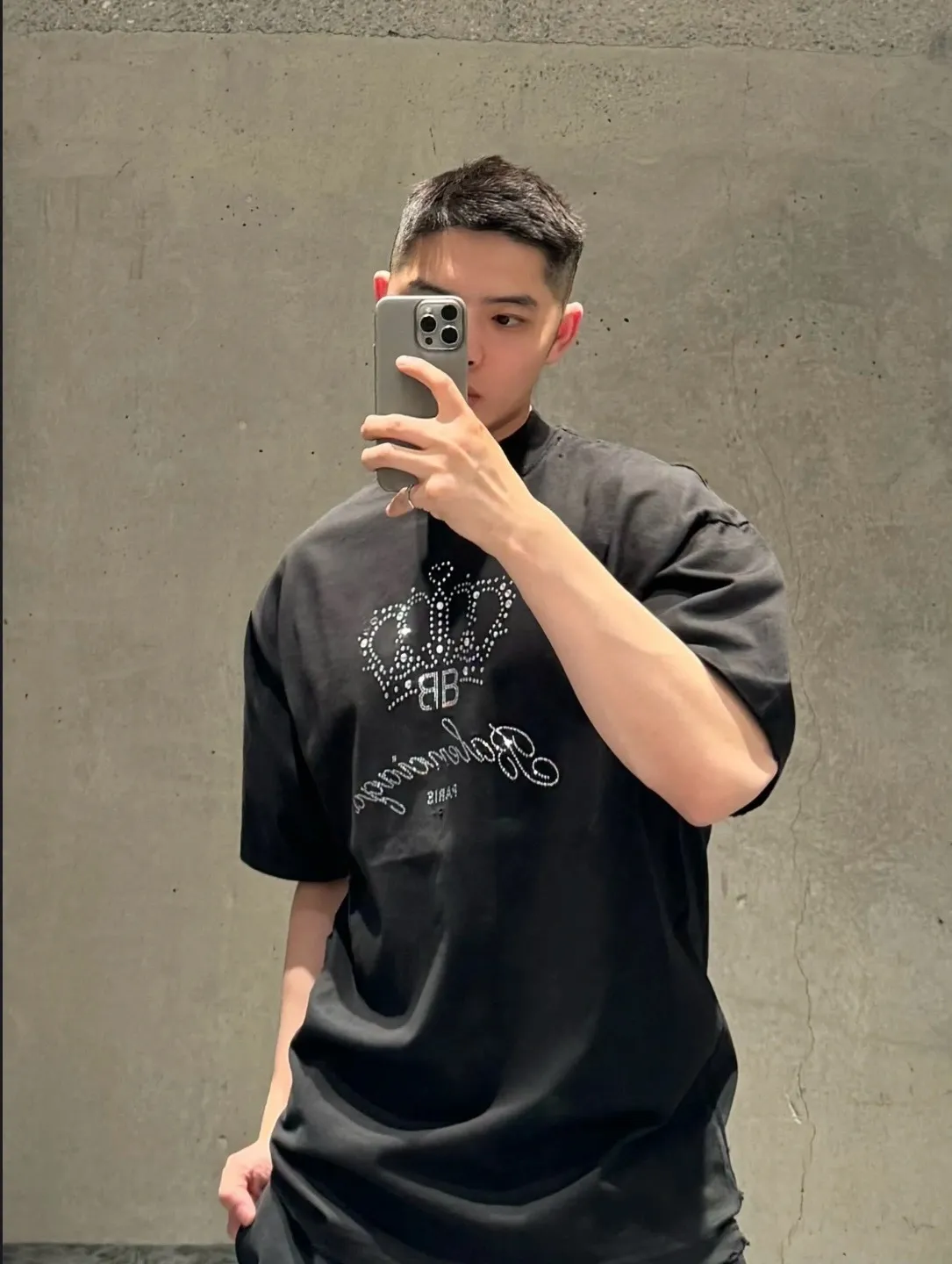 ♻️💯Upper body reference model picture❤️【Latest new】Top version Balenciga/Balenciaga latest series Crown hot diamond destroyed short-sleeved T-shirt No.1 quality in this market Real ceiling quality All original development drawings pay attention to details to avoid mixed use of stolen pictures by merchants Correct 280g custom-woven and dyed double yarn fabric Soft and comfortable Here is an explanation why mine is a little more expensive than others: 1. It seems to be a simple printing or embroidery, but it is not simple at all. 10000% imported machine restoration is not just a lip service. You are welcome to compare with peers. 2. Each model is produced by the company. The details of workmanship and fabrics are consistent with the original ones. It is guaranteed that there will be no color difference with the counters. Reproduction is not scary. Whoever is fake will be embarrassed. It’s not shameful to make a replica, it’s shameful if you can’t buy the correct version if you make a replica. 3. Note that the threaded collars are all original collars of certain countries and regions, with high wrapping. The width of the neckline and cabinets are accurate to the millimeter. Thick necklines are not easy to deform. The collars of high-end products are all restored cabinets. They are different from the big collars in the world. Ordinary garbage short-sleeves are printed with a print. The clavicle of the upper body is exposed. Please be patient. Customers who have bought genuine products or have seen genuine products will come back to place orders again. This is quality. This is quality. 4. Different styles of washed wheat main wheat, including imported wheat, have different colors and codes. Really restore the counter. As we all know, Balenciaga has different English or different colors on the collar labels of each quarter. This distinguishes the fast food products with the same common main wheat washed wheat. 5. Pay attention to the workmanship. The stitching at the neckline has no folds, smooth and natural without overlapping lines, and truly restores this. This is something that many people cannot do. 6. The fabric is made of 260g Paris-specific double yarn. No one can make better fabrics than my family. There's really no way to compare it with the ordinary version on the market. Respect it. It's genuine and costs thousands of dollars anyway. Don't go wrong with the quality of street stalls. 7. The workmanship is fully restored and the packaging is fully restored. The cost is huge. 8. I guarantee here that this is the highest quality you can find. Color: Black Size: XS-L P:290