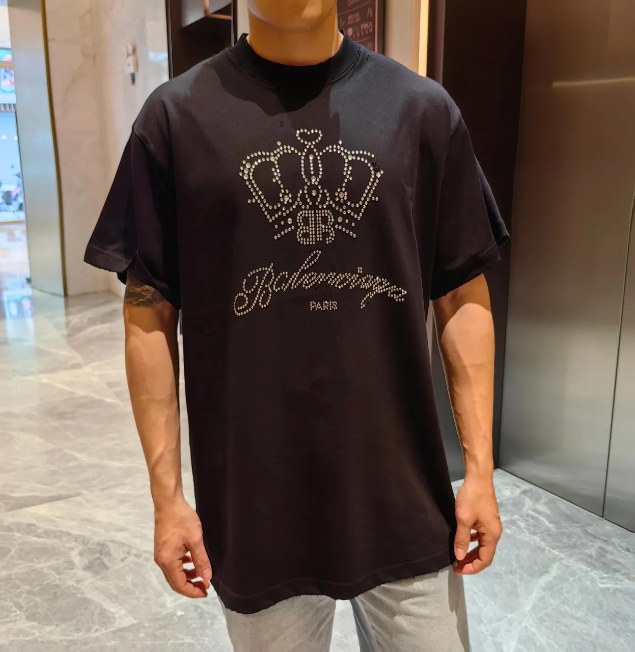 ♻️💯Upper body reference model picture❤️【Latest new】Top version Balenciga/Balenciaga latest series Crown hot diamond destroyed short-sleeved T-shirt No.1 quality in this market Real ceiling quality All original development drawings pay attention to details to avoid mixed use of stolen pictures by merchants Correct 280g custom-woven and dyed double yarn fabric Soft and comfortable Here is an explanation why mine is a little more expensive than others: 1. It seems to be a simple printing or embroidery, but it is not simple at all. 10000% imported machine restoration is not just a lip service. You are welcome to compare with peers. 2. Each model is produced by the company. The details of workmanship and fabrics are consistent with the original ones. It is guaranteed that there will be no color difference with the counters. Reproduction is not scary. Whoever is fake will be embarrassed. It’s not shameful to make a replica, it’s shameful if you can’t buy the correct version if you make a replica. 3. Note that the threaded collars are all original collars of certain countries and regions, with high wrapping. The width of the neckline and cabinets are accurate to the millimeter. Thick necklines are not easy to deform. The collars of high-end products are all restored cabinets. They are different from the big collars in the world. Ordinary garbage short-sleeves are printed with a print. The clavicle of the upper body is exposed. Please be patient. Customers who have bought genuine products or have seen genuine products will come back to place orders again. This is quality. This is quality. 4. Different styles of washed wheat main wheat, including imported wheat, have different colors and codes. Really restore the counter. As we all know, Balenciaga has different English or different colors on the collar labels of each quarter. This distinguishes the fast food products with the same common main wheat washed wheat. 5. Pay attention to the workmanship. The stitching at the neckline has no folds, smooth and natural without overlapping lines, and truly restores this. This is something that many people cannot do. 6. The fabric is made of 260g Paris-specific double yarn. No one can make better fabrics than my family. There's really no way to compare it with the ordinary version on the market. Respect it. It's genuine and costs thousands of dollars anyway. Don't go wrong with the quality of street stalls. 7. The workmanship is fully restored and the packaging is fully restored. The cost is huge. 8. I guarantee here that this is the highest quality you can find. Color: Black Size: XS-L P:290