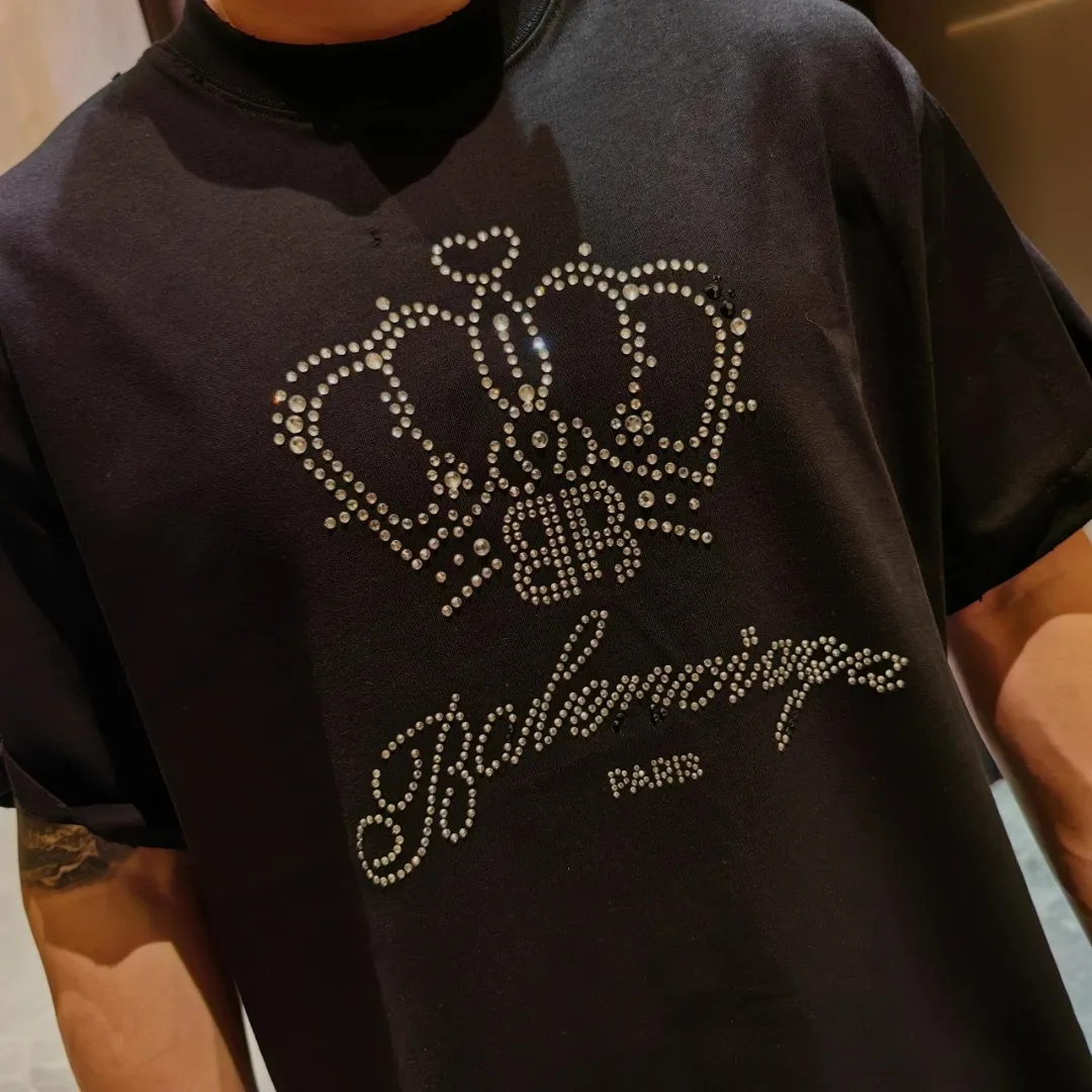 ♻️💯Upper body reference model picture❤️【Latest new】Top version Balenciga/Balenciaga latest series Crown hot diamond destroyed short-sleeved T-shirt No.1 quality in this market Real ceiling quality All original development drawings pay attention to details to avoid mixed use of stolen pictures by merchants Correct 280g custom-woven and dyed double yarn fabric Soft and comfortable Here is an explanation why mine is a little more expensive than others: 1. It seems to be a simple printing or embroidery, but it is not simple at all. 10000% imported machine restoration is not just a lip service. You are welcome to compare with peers. 2. Each model is produced by the company. The details of workmanship and fabrics are consistent with the original ones. It is guaranteed that there will be no color difference with the counters. Reproduction is not scary. Whoever is fake will be embarrassed. It’s not shameful to make a replica, it’s shameful if you can’t buy the correct version if you make a replica. 3. Note that the threaded collars are all original collars of certain countries and regions, with high wrapping. The width of the neckline and cabinets are accurate to the millimeter. Thick necklines are not easy to deform. The collars of high-end products are all restored cabinets. They are different from the big collars in the world. Ordinary garbage short-sleeves are printed with a print. The clavicle of the upper body is exposed. Please be patient. Customers who have bought genuine products or have seen genuine products will come back to place orders again. This is quality. This is quality. 4. Different styles of washed wheat main wheat, including imported wheat, have different colors and codes. Really restore the counter. As we all know, Balenciaga has different English or different colors on the collar labels of each quarter. This distinguishes the fast food products with the same common main wheat washed wheat. 5. Pay attention to the workmanship. The stitching at the neckline has no folds, smooth and natural without overlapping lines, and truly restores this. This is something that many people cannot do. 6. The fabric is made of 260g Paris-specific double yarn. No one can make better fabrics than my family. There's really no way to compare it with the ordinary version on the market. Respect it. It's genuine and costs thousands of dollars anyway. Don't go wrong with the quality of street stalls. 7. The workmanship is fully restored and the packaging is fully restored. The cost is huge. 8. I guarantee here that this is the highest quality you can find. Color: Black Size: XS-L P:290