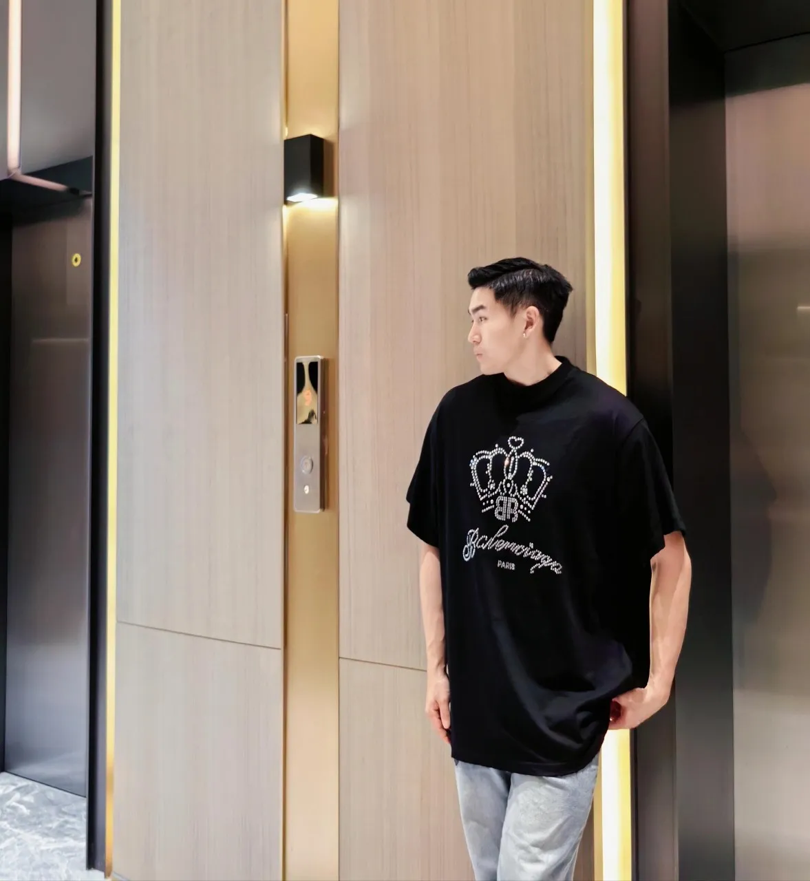 ♻️💯Upper body reference model picture❤️【Latest new】Top version Balenciga/Balenciaga latest series Crown hot diamond destroyed short-sleeved T-shirt No.1 quality in this market Real ceiling quality All original development drawings pay attention to details to avoid mixed use of stolen pictures by merchants Correct 280g custom-woven and dyed double yarn fabric Soft and comfortable Here is an explanation why mine is a little more expensive than others: 1. It seems to be a simple printing or embroidery, but it is not simple at all. 10000% imported machine restoration is not just a lip service. You are welcome to compare with peers. 2. Each model is produced by the company. The details of workmanship and fabrics are consistent with the original ones. It is guaranteed that there will be no color difference with the counters. Reproduction is not scary. Whoever is fake will be embarrassed. It’s not shameful to make a replica, it’s shameful if you can’t buy the correct version if you make a replica. 3. Note that the threaded collars are all original collars of certain countries and regions, with high wrapping. The width of the neckline and cabinets are accurate to the millimeter. Thick necklines are not easy to deform. The collars of high-end products are all restored cabinets. They are different from the big collars in the world. Ordinary garbage short-sleeves are printed with a print. The clavicle of the upper body is exposed. Please be patient. Customers who have bought genuine products or have seen genuine products will come back to place orders again. This is quality. This is quality. 4. Different styles of washed wheat main wheat, including imported wheat, have different colors and codes. Really restore the counter. As we all know, Balenciaga has different English or different colors on the collar labels of each quarter. This distinguishes the fast food products with the same common main wheat washed wheat. 5. Pay attention to the workmanship. The stitching at the neckline has no folds, smooth and natural without overlapping lines, and truly restores this. This is something that many people cannot do. 6. The fabric is made of 260g Paris-specific double yarn. No one can make better fabrics than my family. There's really no way to compare it with the ordinary version on the market. Respect it. It's genuine and costs thousands of dollars anyway. Don't go wrong with the quality of street stalls. 7. The workmanship is fully restored and the packaging is fully restored. The cost is huge. 8. I guarantee here that this is the highest quality you can find. Color: Black Size: XS-L P:290