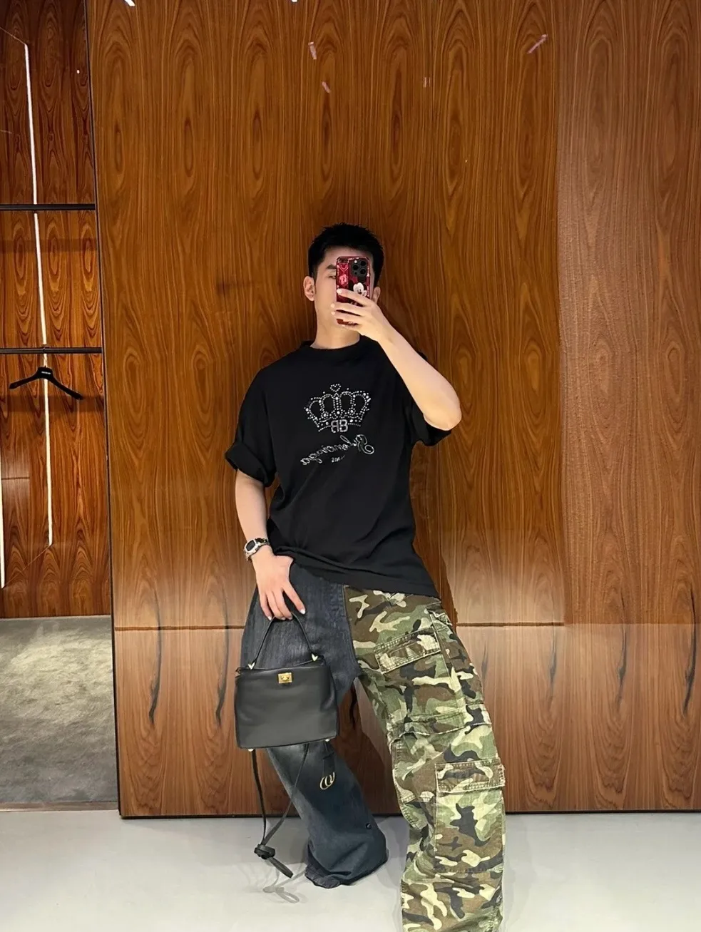 ♻️💯Upper body reference model picture❤️【Latest new】Top version Balenciga/Balenciaga latest series Crown hot diamond destroyed short-sleeved T-shirt No.1 quality in this market Real ceiling quality All original development drawings pay attention to details to avoid mixed use of stolen pictures by merchants Correct 280g custom-woven and dyed double yarn fabric Soft and comfortable Here is an explanation why mine is a little more expensive than others: 1. It seems to be a simple printing or embroidery, but it is not simple at all. 10000% imported machine restoration is not just a lip service. You are welcome to compare with peers. 2. Each model is produced by the company. The details of workmanship and fabrics are consistent with the original ones. It is guaranteed that there will be no color difference with the counters. Reproduction is not scary. Whoever is fake will be embarrassed. It’s not shameful to make a replica, it’s shameful if you can’t buy the correct version if you make a replica. 3. Note that the threaded collars are all original collars of certain countries and regions, with high wrapping. The width of the neckline and cabinets are accurate to the millimeter. Thick necklines are not easy to deform. The collars of high-end products are all restored cabinets. They are different from the big collars in the world. Ordinary garbage short-sleeves are printed with a print. The clavicle of the upper body is exposed. Please be patient. Customers who have bought genuine products or have seen genuine products will come back to place orders again. This is quality. This is quality. 4. Different styles of washed wheat main wheat, including imported wheat, have different colors and codes. Really restore the counter. As we all know, Balenciaga has different English or different colors on the collar labels of each quarter. This distinguishes the fast food products with the same common main wheat washed wheat. 5. Pay attention to the workmanship. The stitching at the neckline has no folds, smooth and natural without overlapping lines, and truly restores this. This is something that many people cannot do. 6. The fabric is made of 260g Paris-specific double yarn. No one can make better fabrics than my family. There's really no way to compare it with the ordinary version on the market. Respect it. It's genuine and costs thousands of dollars anyway. Don't go wrong with the quality of street stalls. 7. The workmanship is fully restored and the packaging is fully restored. The cost is huge. 8. I guarantee here that this is the highest quality you can find. Color: Black Size: XS-L P:290