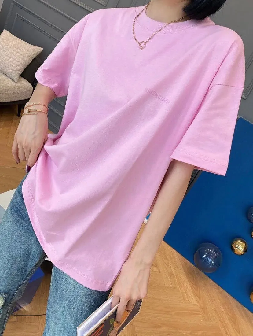 ♻️💯Upper body reference model picture❤️The top-notch proven version of BALENCIAGA with large LOGO on the back and basic letters, pure cotton loose, same style for male and female couples, trendy brand high-end short-sleeved T-shirt, the god of simplicity in Paris, a volume sought after by many stars. Lisa’s favorite basic short-sleeved Paris style, which has a very high appearance rate. Wear alone, paired with jeans, shorts, and sweatpants, it's a versatile style. Xiaohongshu, a hot item on INS, a must-have for Paris fans.  The printing uses white glue as a base, coupled with Kornit direct injection, which ensures the anchorage of the printing and machine washing without any pressure. However, everyone should pay attention to something. The printing of this model is not thick glue, and the printing surface is not shiny. Please pay attention to the importance of version. Don't make a pattern based on the pictures. If you don't have the original version, you won't be able to make it look one to one like the original version. At most, you can just make a look. It's just a piece of clothing without a soul. The fabric is made of 24S 260g double yarn pure cotton fabric. The threads and fabric are custom woven and dyed in the same style, without color difference.  A complete set of customized tags, collar tags, washed, plastic bags, and most importantly, a complete set of bags, tag codes, and codes are all authentic.  Color: White, Black, Royal Blue, Apricot, Floral Gray, Pink Size: XS-L P:250