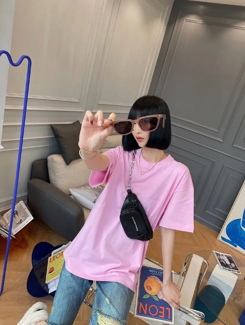 ♻️💯Upper body reference model picture❤️The top-notch proven version of BALENCIAGA with large LOGO on the back and basic letters, pure cotton loose, same style for male and female couples, trendy brand high-end short-sleeved T-shirt, the god of simplicity in Paris, a volume sought after by many stars. Lisa’s favorite basic short-sleeved Paris style, which has a very high appearance rate. Wear alone, paired with jeans, shorts, and sweatpants, it's a versatile style. Xiaohongshu, a hot item on INS, a must-have for Paris fans.  The printing uses white glue as a base, coupled with Kornit direct injection, which ensures the anchorage of the printing and machine washing without any pressure. However, everyone should pay attention to something. The printing of this model is not thick glue, and the printing surface is not shiny. Please pay attention to the importance of version. Don't make a pattern based on the pictures. If you don't have the original version, you won't be able to make it look one to one like the original version. At most, you can just make a look. It's just a piece of clothing without a soul. The fabric is made of 24S 260g double yarn pure cotton fabric. The threads and fabric are custom woven and dyed in the same style, without color difference.  A complete set of customized tags, collar tags, washed, plastic bags, and most importantly, a complete set of bags, tag codes, and codes are all authentic.  Color: White, Black, Royal Blue, Apricot, Floral Gray, Pink Size: XS-L P:250
