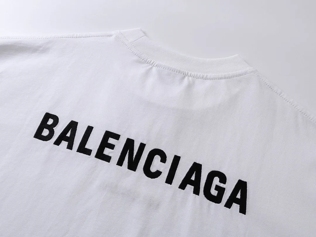🅿️210 Real photos [Top version. Official website quality] BALENCI*GA/Paris #Classic style. Classic letter embroidered long-sleeved T-shirt on the front and back #2024 spring and autumn brick cabinet synchronization.                       The fabric is made of Paris ZP custom-woven and dyed cotton double yarn, weighing 260 grams. The cloth surface is clean. The cloth pattern is clear, soft and comfortable. The threads are dyed with no color difference. The classic letters are embroidered with an imported embroidery machine. The letters are clear and the effect is three-dimensional, restoring the brick cabinet. The version adopts the OS loose shoulder style. The same style for men and women. Coding: BL235067 Color: black, white, smoke gray Size: XS S M L