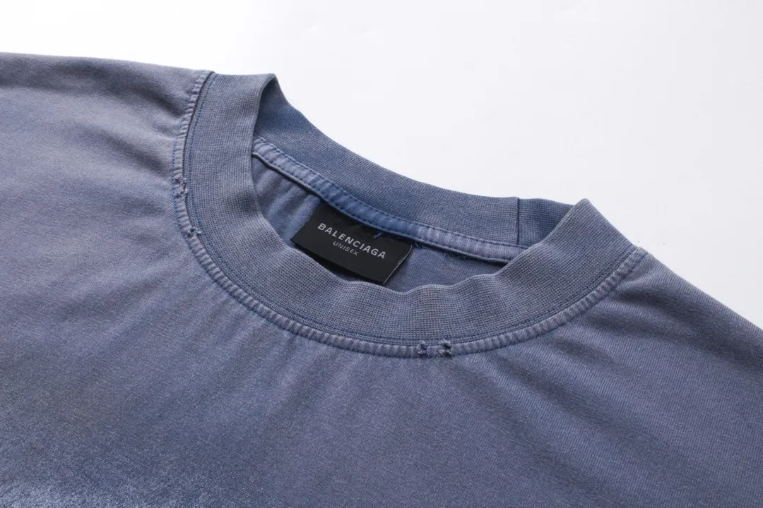 🅿️210 Detailed picture [Top version. Official website quality] BALENCI*GA/Paris. 2024 latest Paris Eiffel Tower inkjet gradient color printed washed and distressed short-sleeved T-shirt. Overweight craftsmanship, brick cabinet synchronization. ⚠️Distinguish market currency, genuine product development, welcome to compare! The weight is 260 grams, ground. The hand-painting is consistent with ZP, and the printing uses Kornit digital direct printing. The garments are washed and worn. The whole piece is designed with extra heavy craftsmanship. Comparisons welcome. The version adopts OS loose shoulder style. Same style for men and women. Code: BL223333 Color: pink, washed blue (the process of washing blue is different, and the price is also different) Size: XS to L