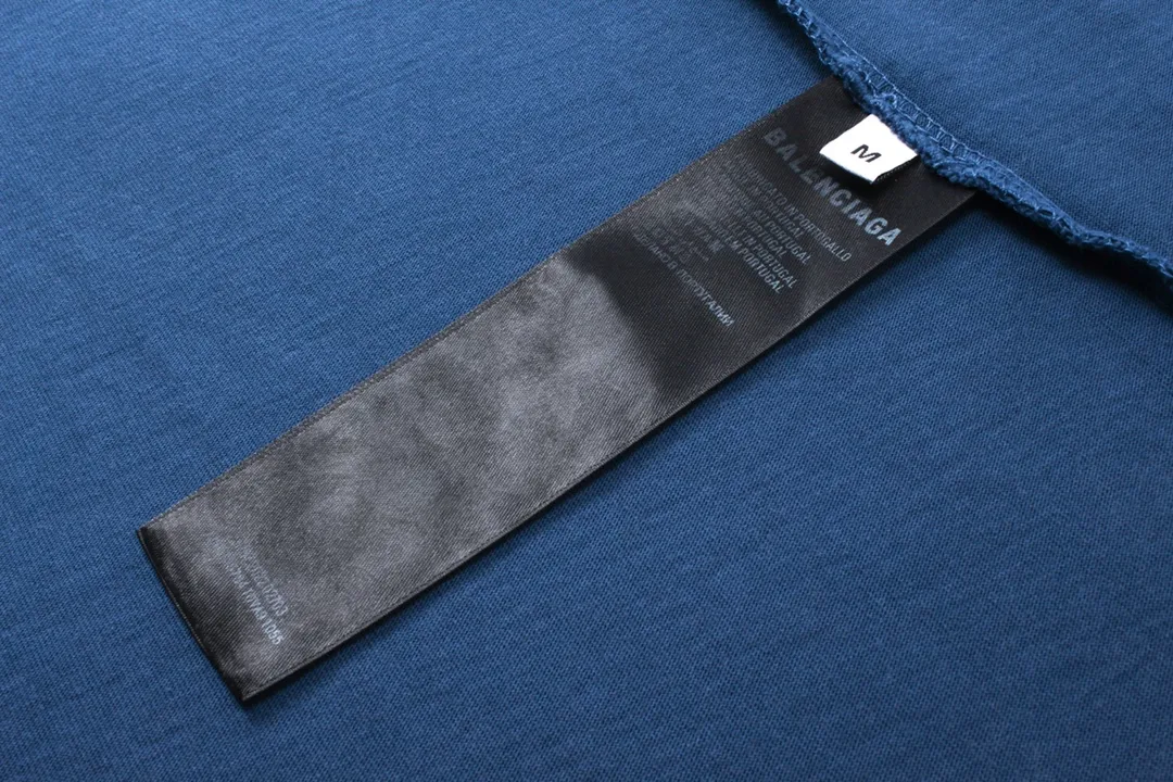 🅿️210 Detailed picture [Top version. Official website quality] BALENCI*GA/Paris. 2024 latest Paris Eiffel Tower inkjet gradient color printed washed and distressed short-sleeved T-shirt. Overweight craftsmanship, brick cabinet synchronization. ⚠️Distinguish market currency, genuine product development, welcome to compare! The weight is 260 grams, ground. The hand-painting is consistent with ZP, and the printing uses Kornit digital direct printing. The garments are washed and worn. The whole piece is designed with extra heavy craftsmanship. Comparisons welcome. The version adopts OS loose shoulder style. Same style for men and women. Code: BL223333 Color: pink, washed blue (the process of washing blue is different, and the price is also different) Size: XS to L