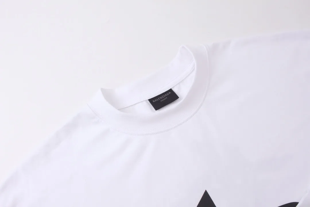 🅿️210 real photos [Top version. Official website quality] BALENCI*GA/Paris. 2024 new model. Phantom double LOGO classic pattern printed long-sleeved T-shirt. Brick cabinet synchronization. Genuine product developed at the first time, happy to print and compare! The fabric is made of Paris ZP custom-woven and dyed cotton with double yarns and compact cotton. The weight is 260 grams. The cloth surface is clean. The cloth pattern is clear, soft and comfortable. The threads are dyed with no color difference. The classic printing is made of environmentally friendly imported materials, with LOGO phantom effect, clear letters and three-dimensional effect. Restore the brick cabinet. Ready-made clothes are washed and distressed, different market currency, welcome to compare, the version adopts OS loose shoulder version. Same style for men and women Coding: BL225029 Color: black, white Size: XS S M L