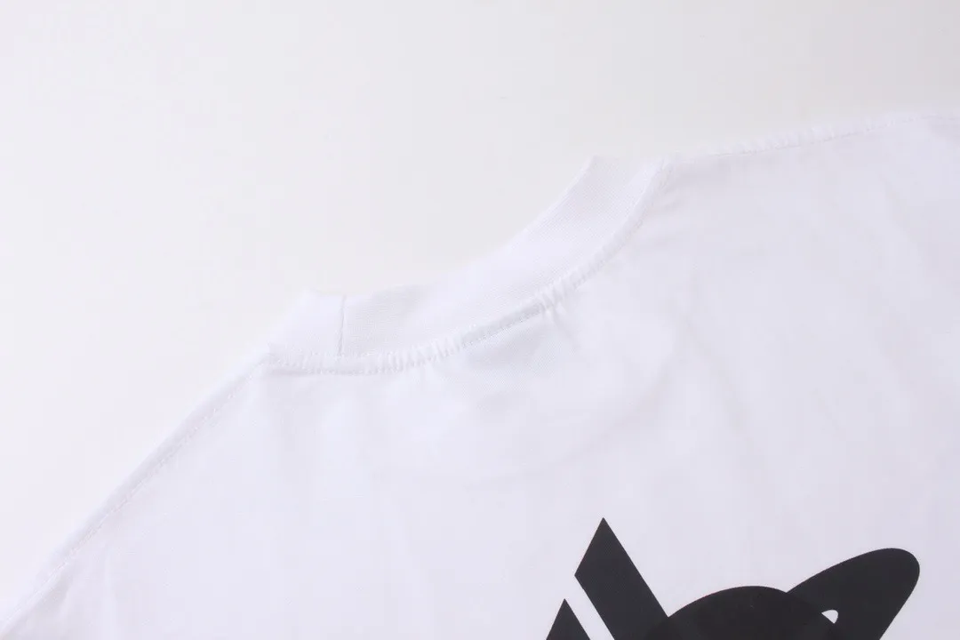 🅿️210 real photos [Top version. Official website quality] BALENCI*GA/Paris. 2024 new model. Phantom double LOGO classic pattern printed long-sleeved T-shirt. Brick cabinet synchronization. Genuine product developed at the first time, happy to print and compare! The fabric is made of Paris ZP custom-woven and dyed cotton with double yarns and compact cotton. The weight is 260 grams. The cloth surface is clean. The cloth pattern is clear, soft and comfortable. The threads are dyed with no color difference. The classic printing is made of environmentally friendly imported materials, with LOGO phantom effect, clear letters and three-dimensional effect. Restore the brick cabinet. Ready-made clothes are washed and distressed, different market currency, welcome to compare, the version adopts OS loose shoulder version. Same style for men and women Coding: BL225029 Color: black, white Size: XS S M L