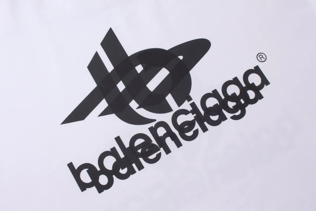 🅿️210 real photos [Top version. Official website quality] BALENCI*GA/Paris. 2024 new model. Phantom double LOGO classic pattern printed long-sleeved T-shirt. Brick cabinet synchronization. Genuine product developed at the first time, happy to print and compare! The fabric is made of Paris ZP custom-woven and dyed cotton with double yarns and compact cotton. The weight is 260 grams. The cloth surface is clean. The cloth pattern is clear, soft and comfortable. The threads are dyed with no color difference. The classic printing is made of environmentally friendly imported materials, with LOGO phantom effect, clear letters and three-dimensional effect. Restore the brick cabinet. Ready-made clothes are washed and distressed, different market currency, welcome to compare, the version adopts OS loose shoulder version. Same style for men and women Coding: BL225029 Color: black, white Size: XS S M L