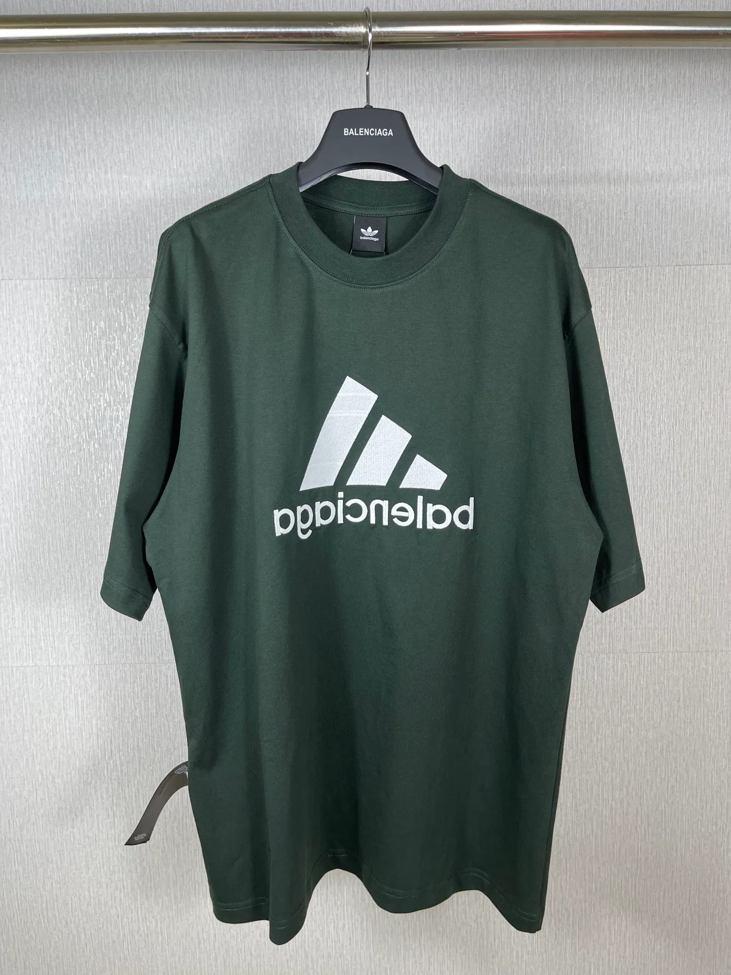 🅿️186 Real photos [Top version. Official website quality] BALENCI*GA/Paris co-branded Adidas classic LOGO combination on the front, double-sided front and back wear embroidered short-sleeved T-shirt# The fabric is made of Paris ZP custom-woven and dyed cotton double yarn. Weighing 260 grams, the cloth surface is clean. The cloth pattern is clear, soft and comfortable. The color fastness is good. It is not easy to change color. The threads are dyed with no color difference. The classic letter LOGO embroidery is embroidered using imported Tajima embroidery machine. The lines are clear and the effect is three-dimensional. Restored brick cabinets. The version adopts OS loose shoulder version. Same style for men and women. Code: BL223108 Color: white, sapphire blue, dark green Size: XS to L